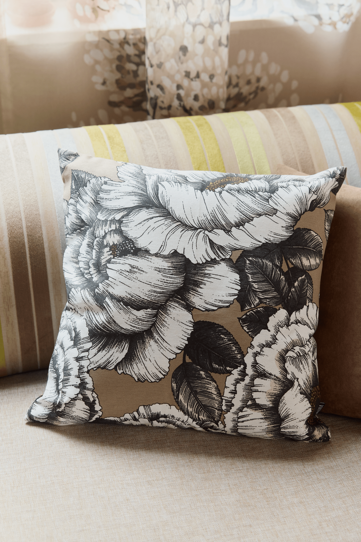 23310-101283-1102CC_1; Vallila Alma-koristetyynynpäällinen Mokka / 43x43 cm