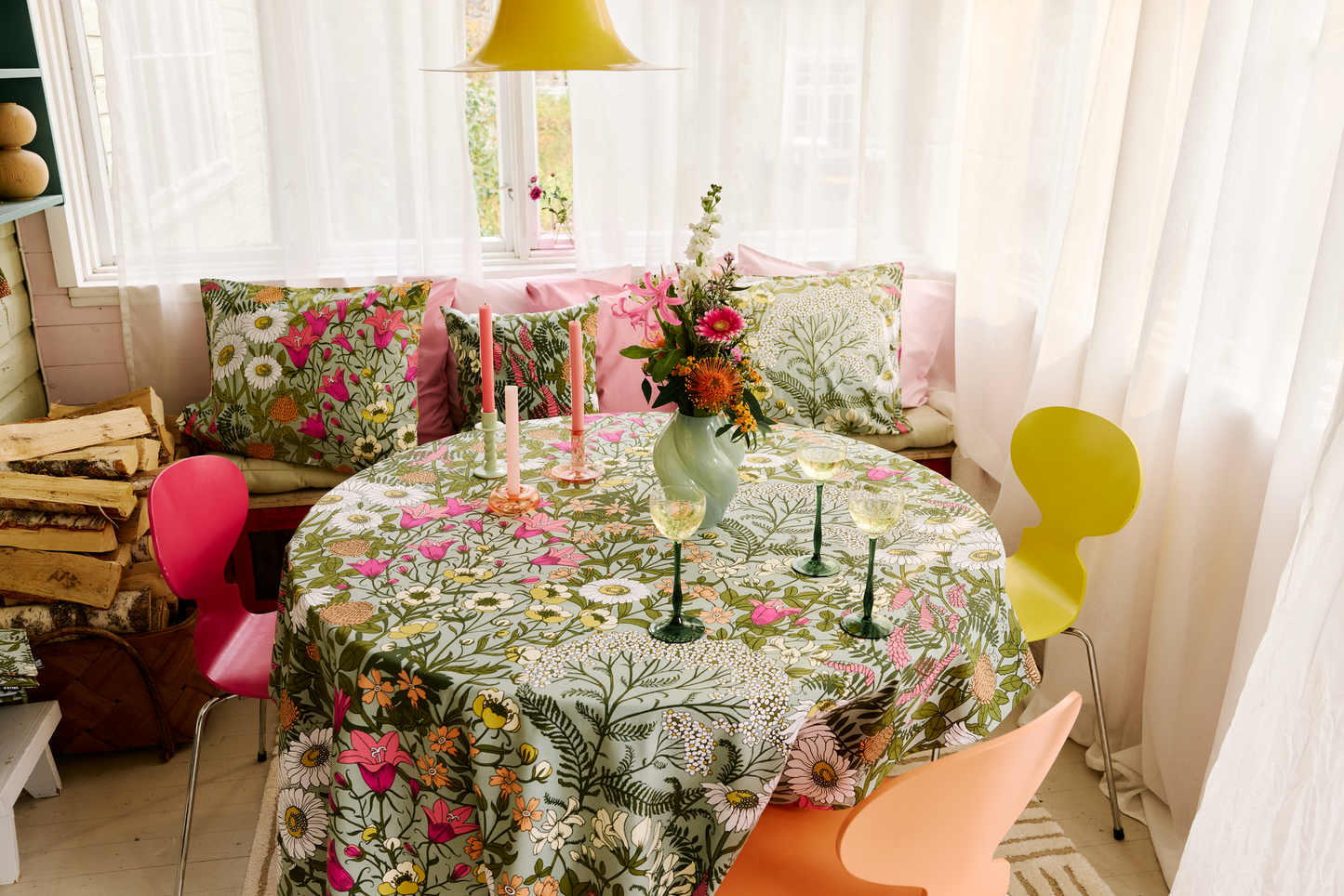 109044-7343_4; Vallila Ahomaa-pöytäliina Vihreä-pinkki / 145x250 cm