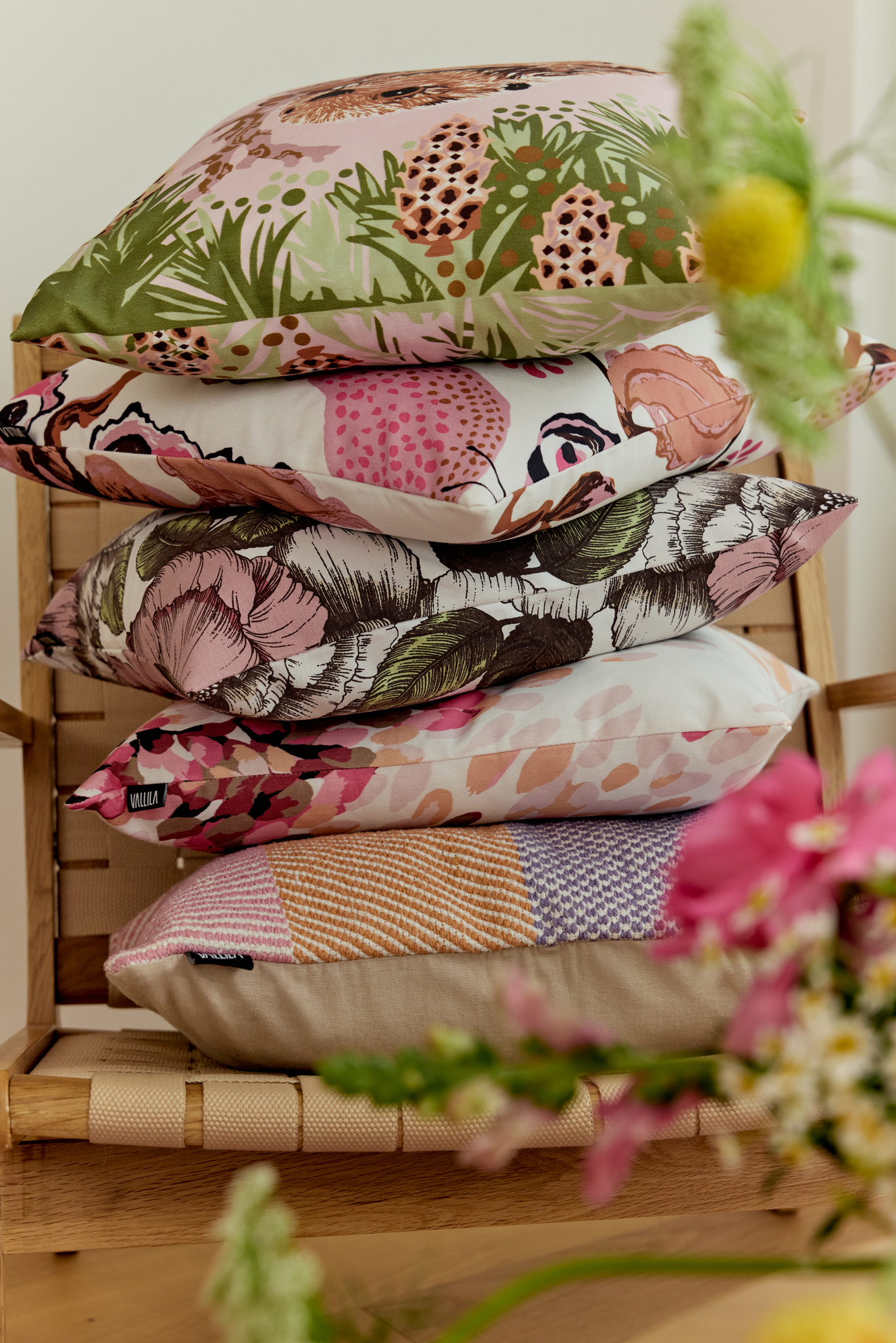 108550-7241_2; Vallila Alvar-koristetyynynpäällinen Vihreä-roosa / 43x43 cm