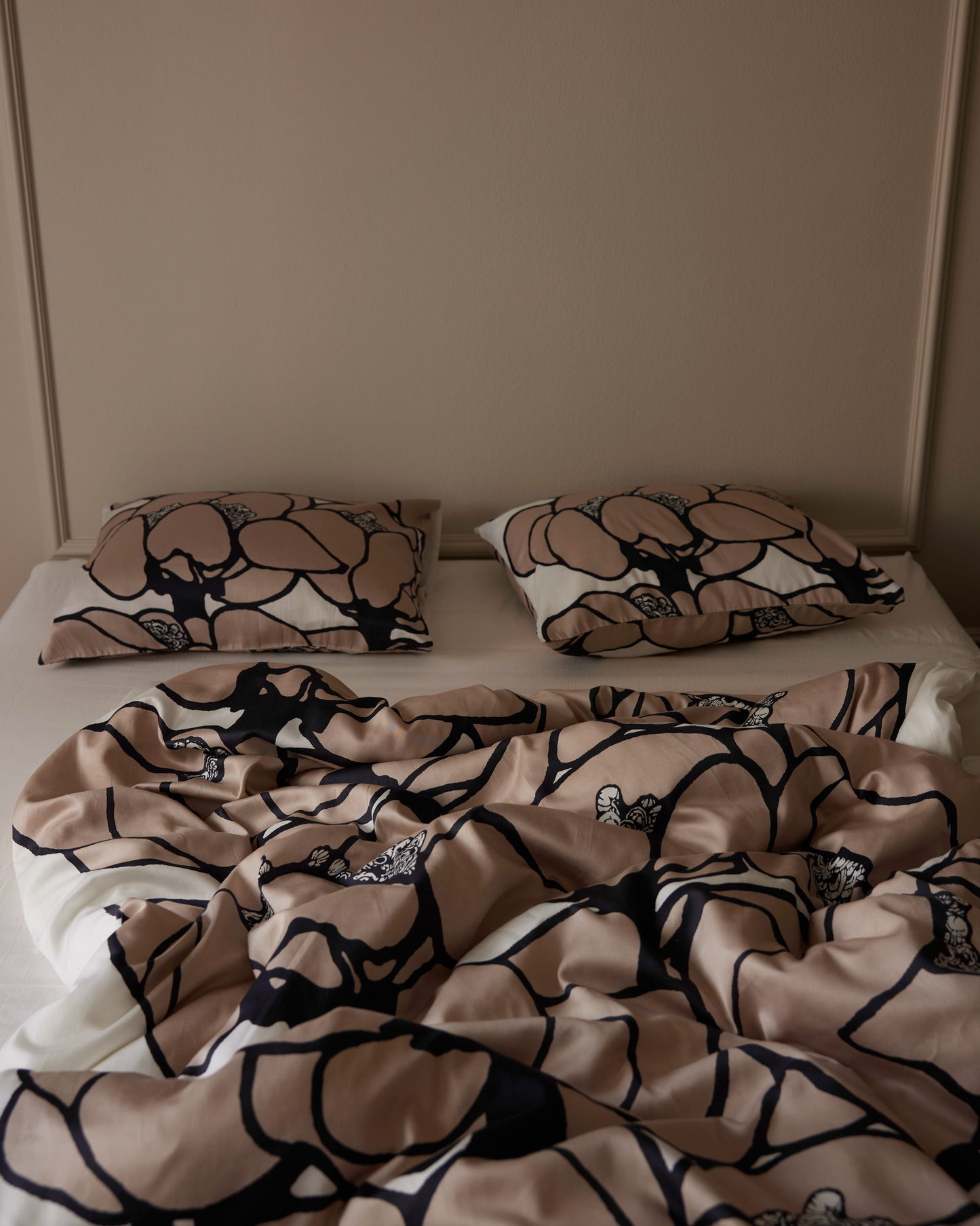 105091-140_2; Vallila Makeba-satiinipussilakanasetti Beige / 150x210 cm