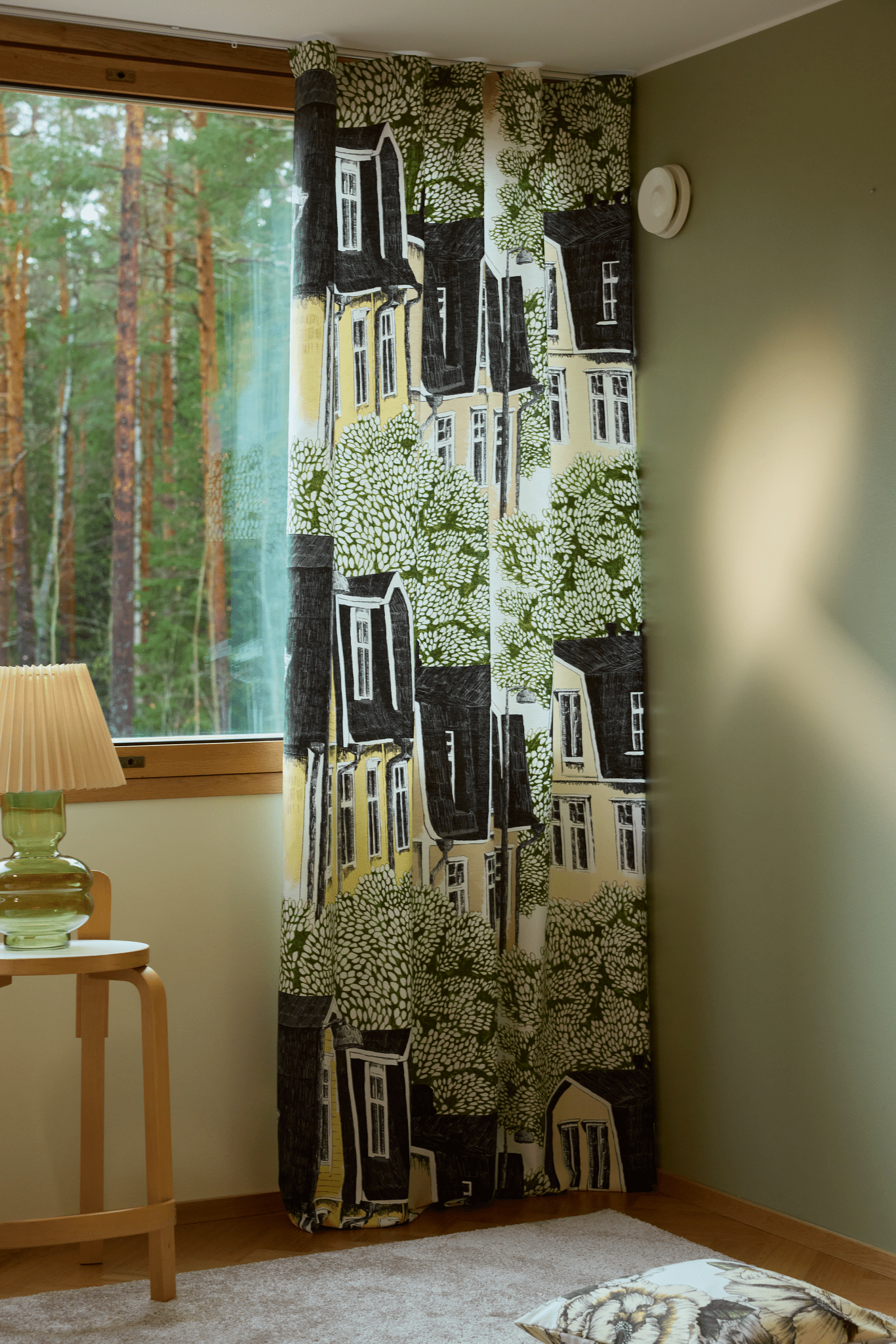 107166-7423_1; Vallila Puukylä-verho Vihreä-keltainen / 140x250 cm