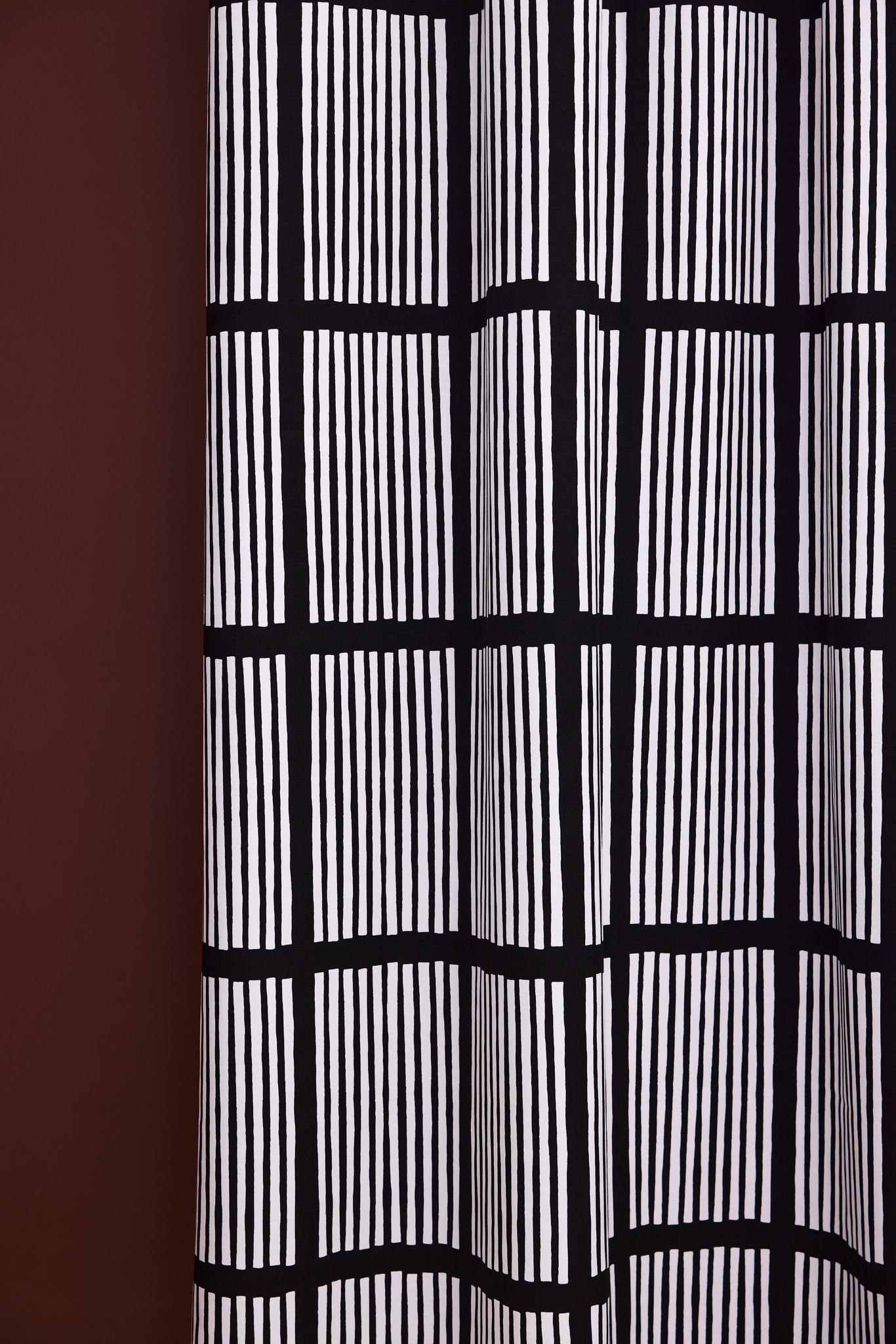 106263-3_1; Vallila Saga-verho Musta / 140x250 cm