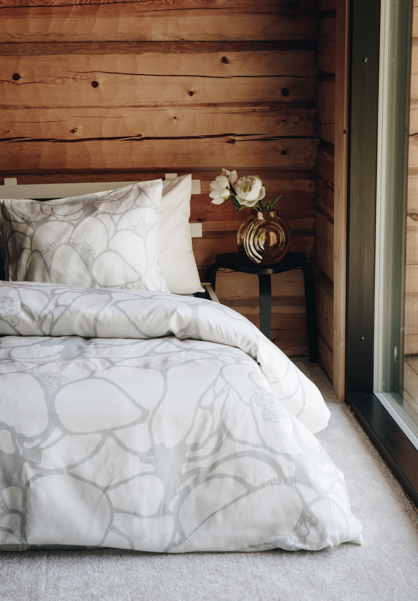 105091-2_2; Vallila Makeba-satiinipussilakanasetti Valkoinen / 150x210 cm