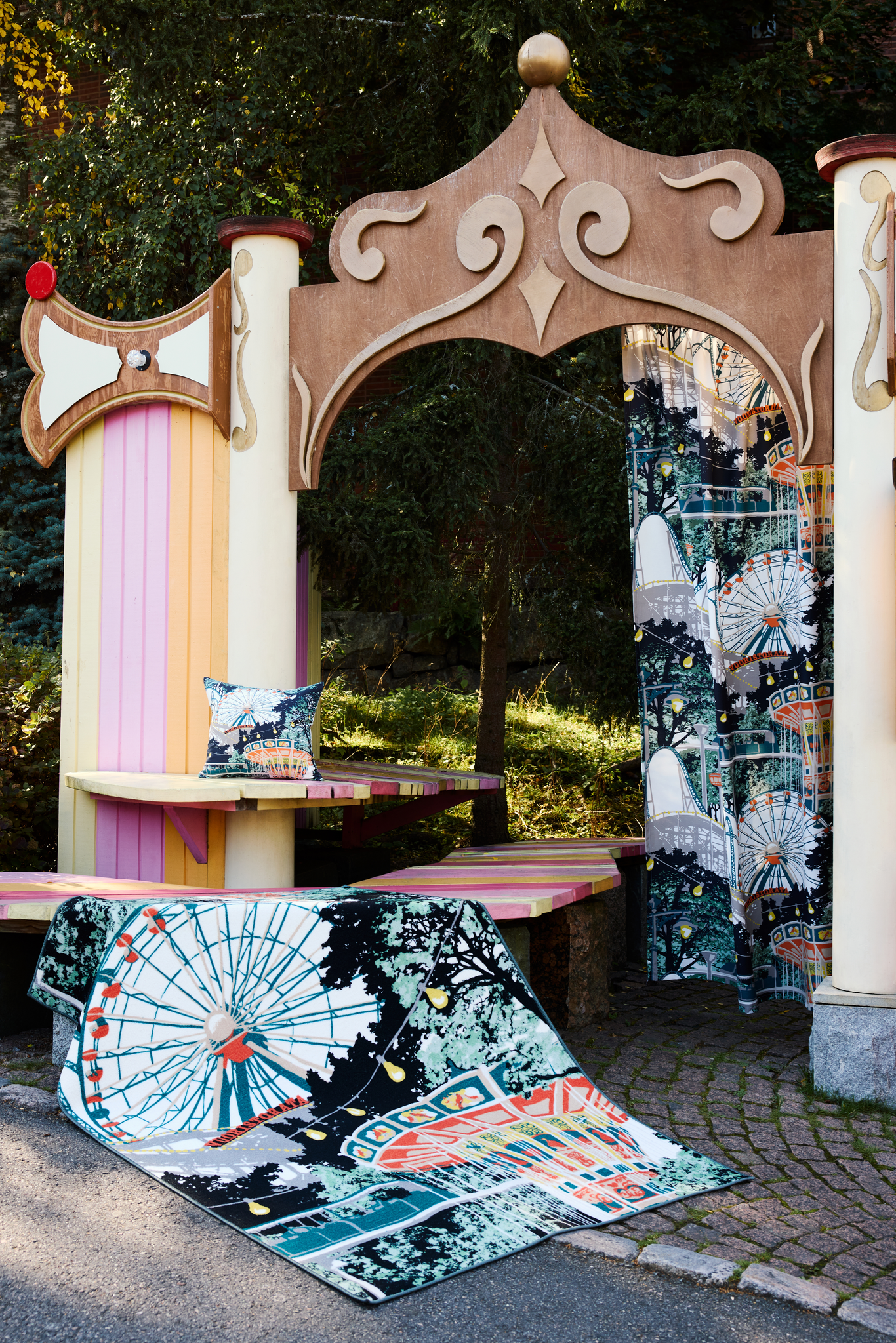 109211-8000_2; Vallila Lintsi-verho Monivärinen / 140x250 cm