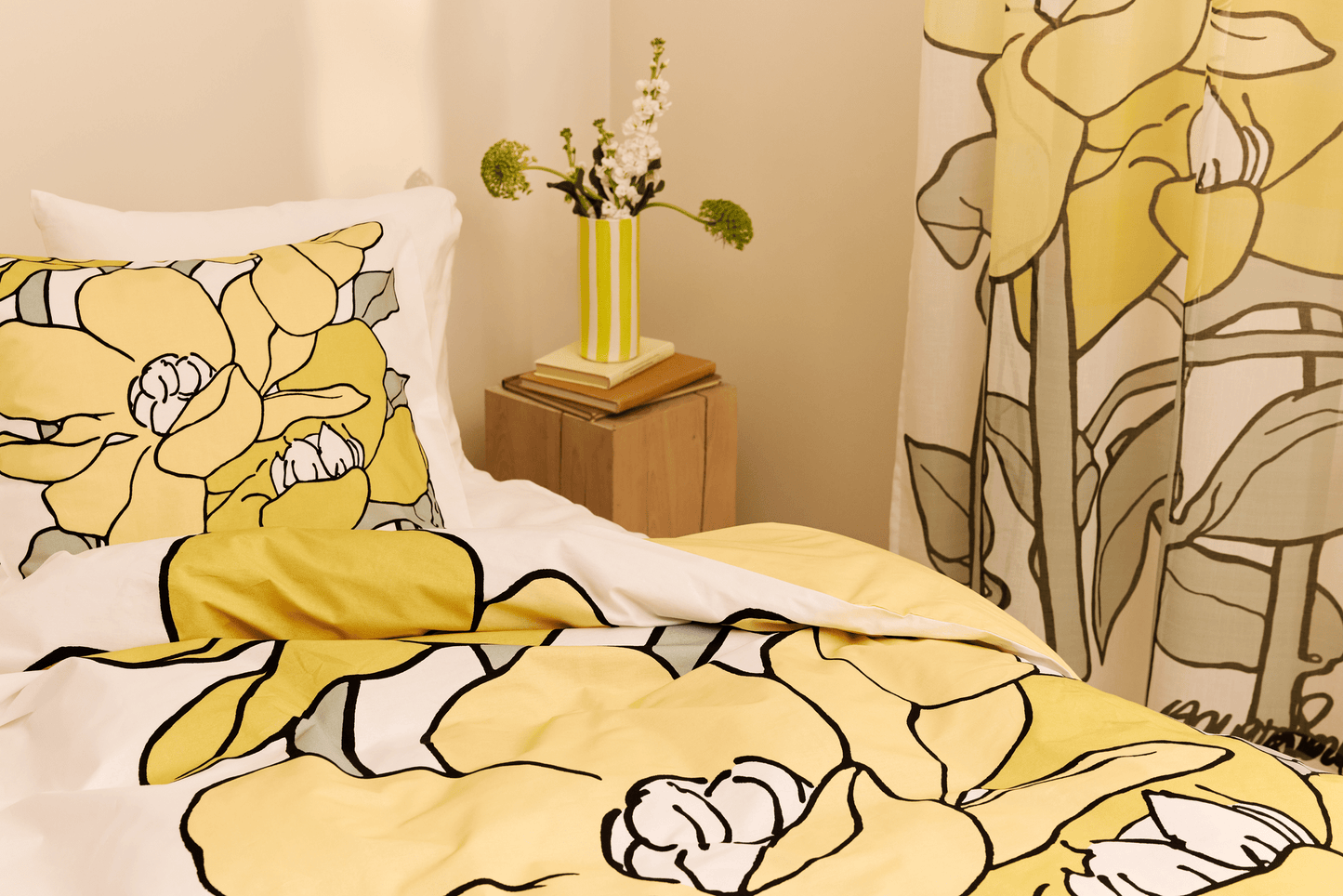 109015-2372_2; Vallila Olivia-valoverho Keltainen-salvianvihreä / 140x250 cm