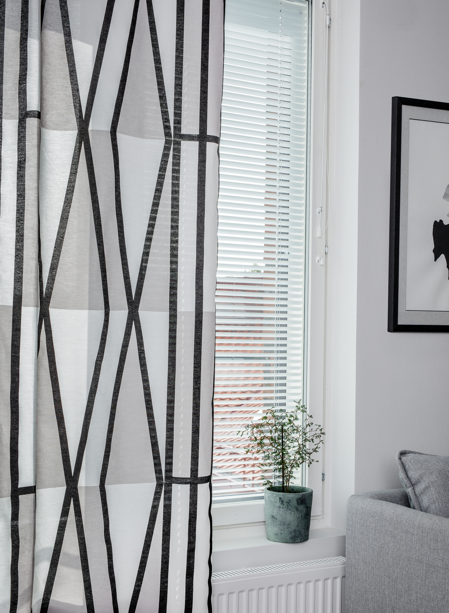 103380-1_3; Vallila Vallgård-verho Valkoinen-musta-beige / 140x250 cm