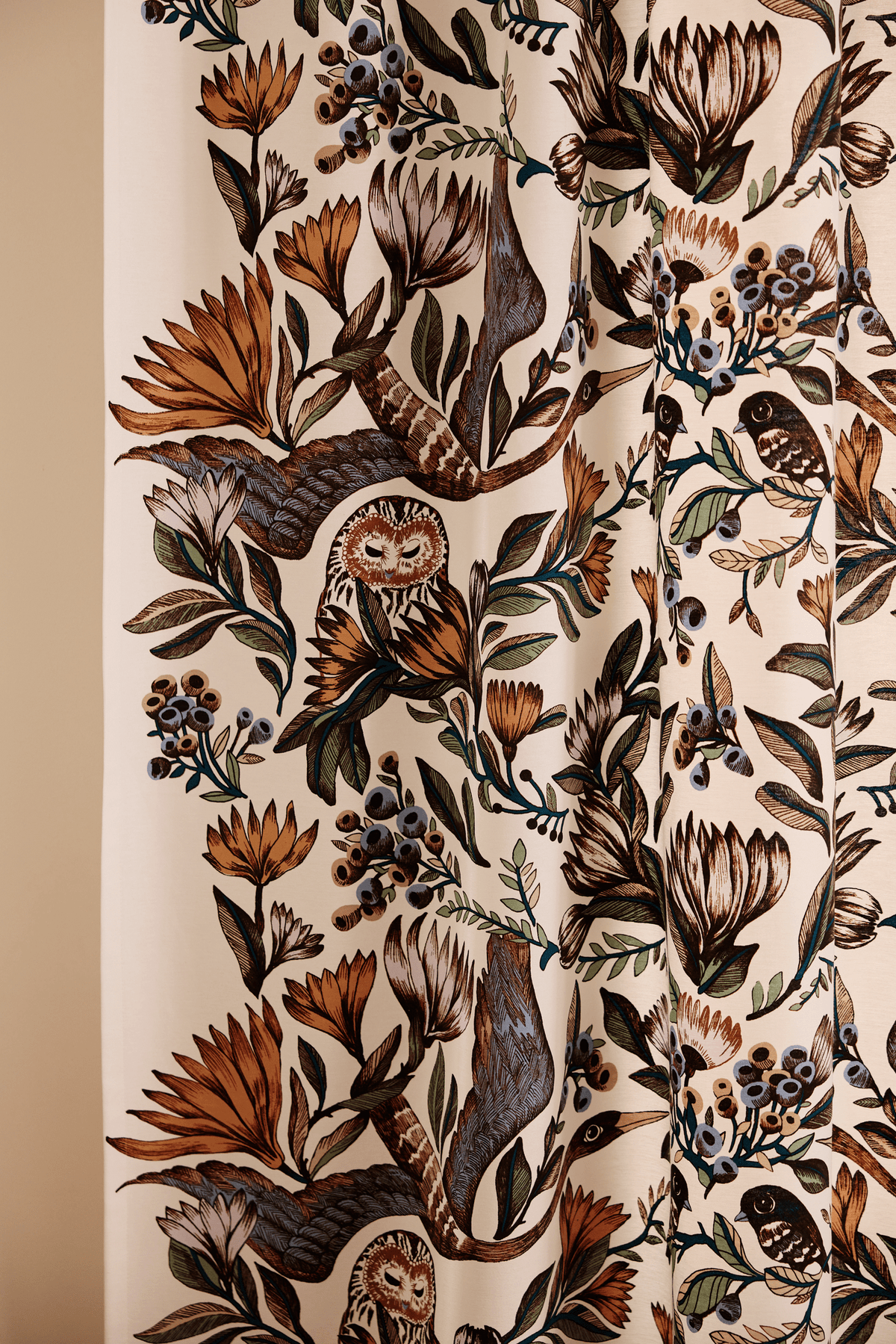 105006-2_2; Vallila Lemmittyni-verho Fudge / 140x240 cm