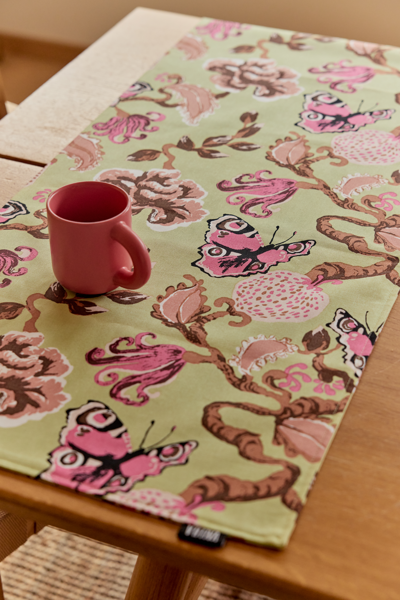 108557-7043_1; Vallila Fantasia-kaitaliina Vihreä-pinkki / 40x150 cm