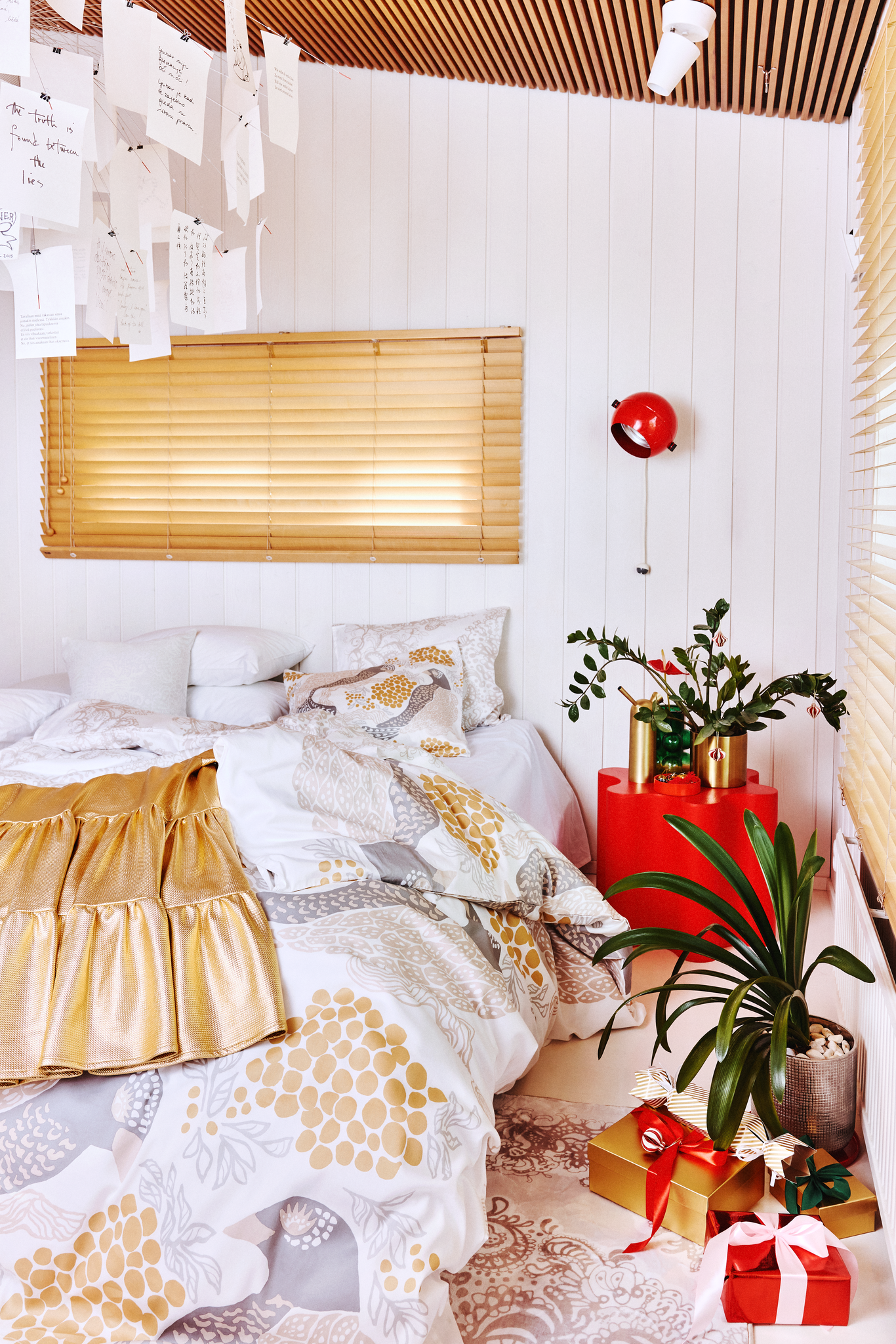 108802-2900_3; Vallila Viserrys-satiinipussilakanasetti Kulta / 150x210 cm