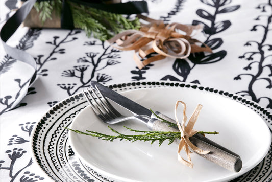 Joulupöydän kattaus kruunaa juhlan – ideoita upean kattauksen luomiseen