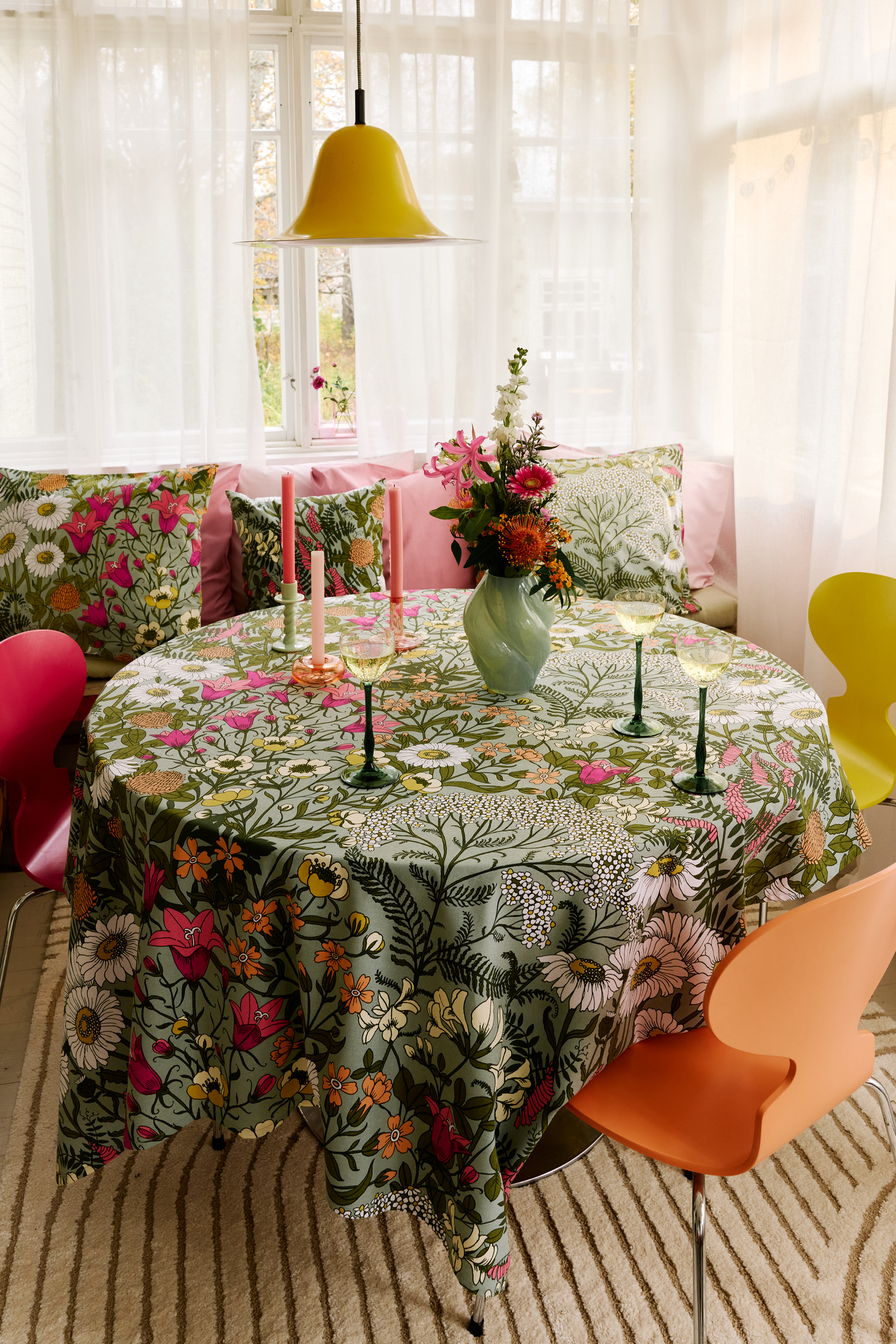 109044-7343_1; Vallila Ahomaa-pöytäliina Vihreä-pinkki / 145x250 cm 