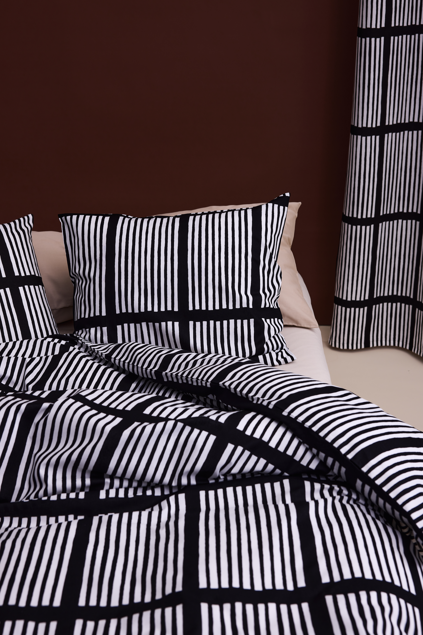 107494-9999_1; Vallila Saga-pussilakanasetti Musta / 150x210 cm 