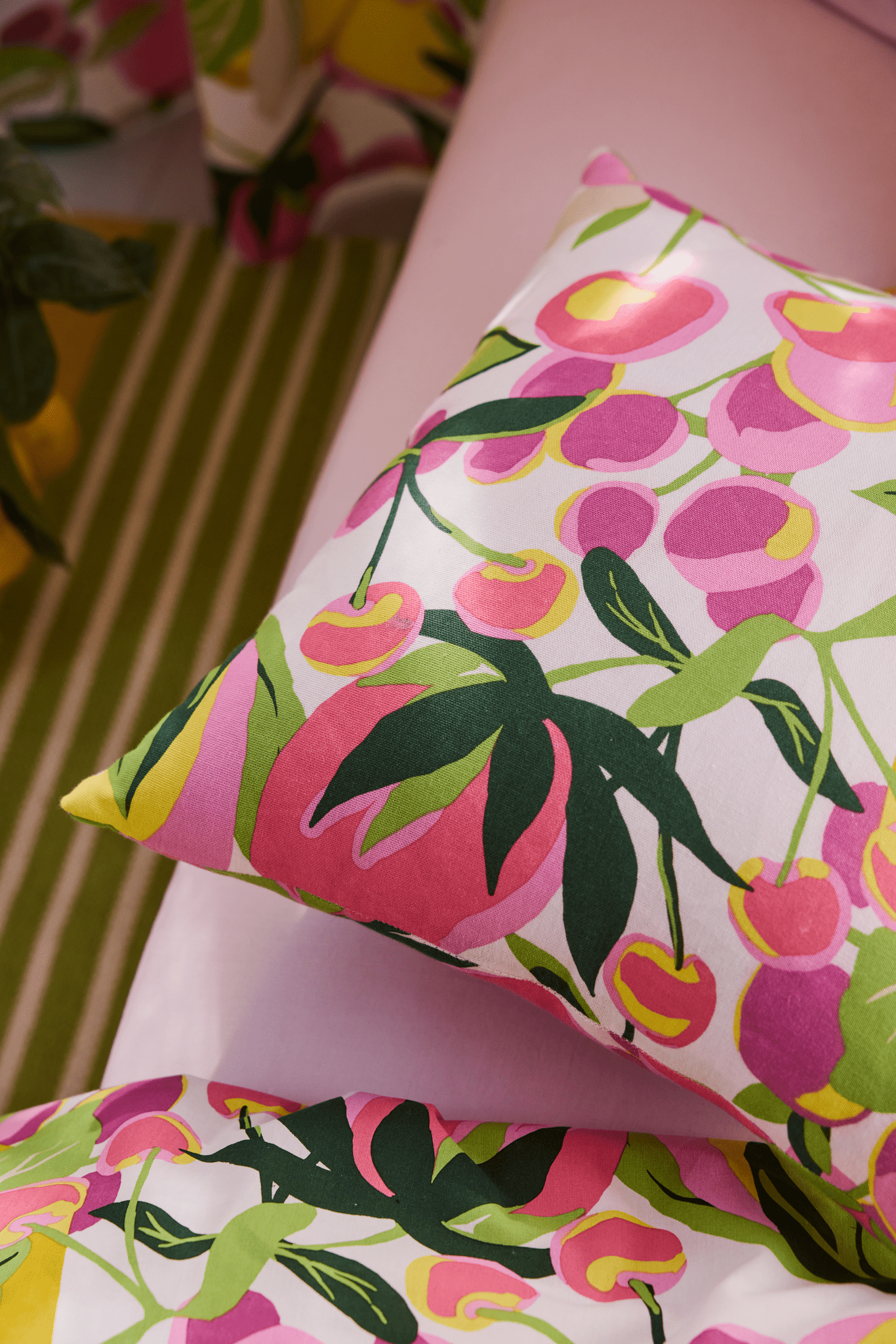109262-8043_3; Vallila Tropic-koristetyynynpäällinen Monivärinen-pinkki / 43x43 cm 