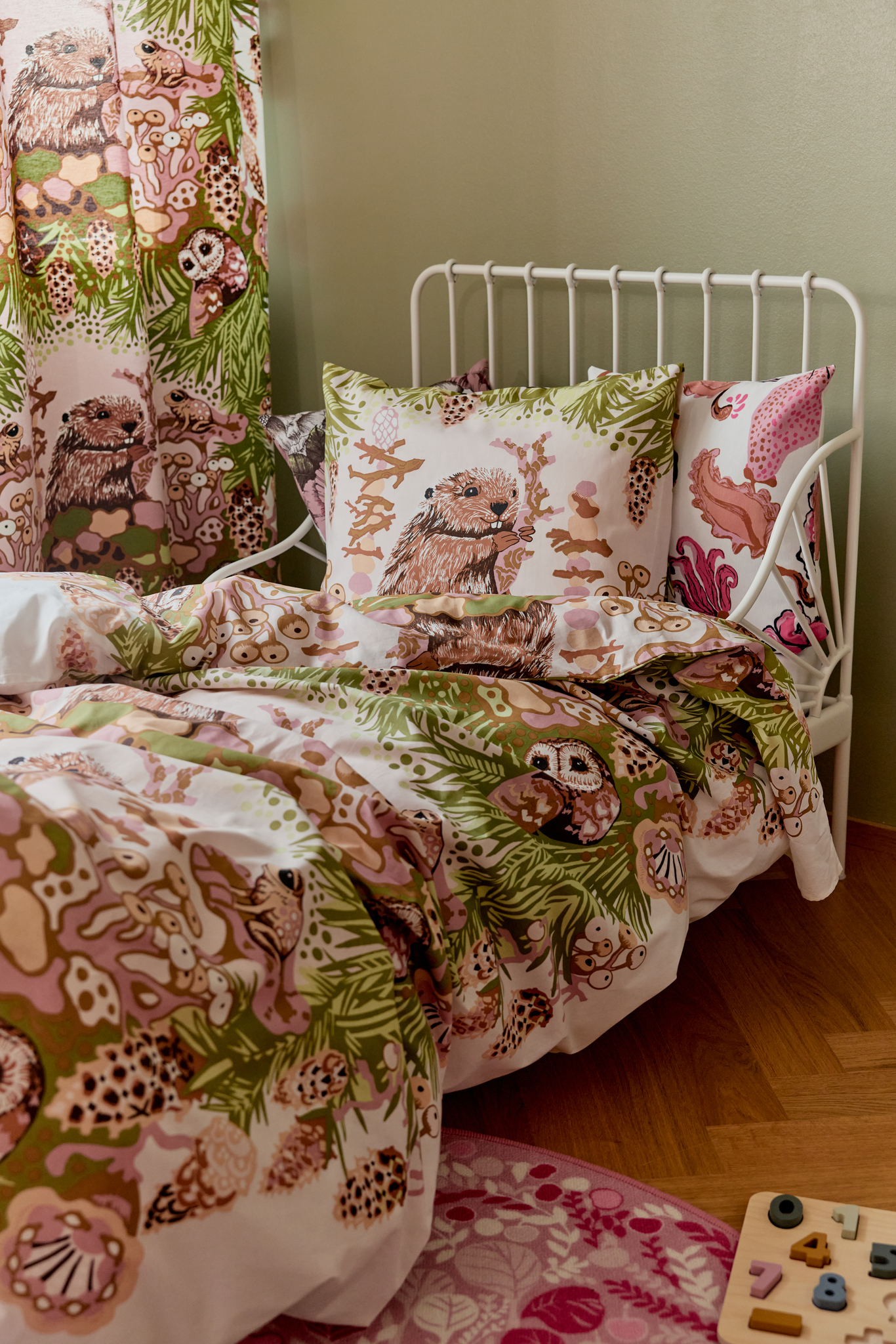 108003-7241_1; Vallila Alvar-pussilakanasetti Vihreä-roosa / 150x210 cm 