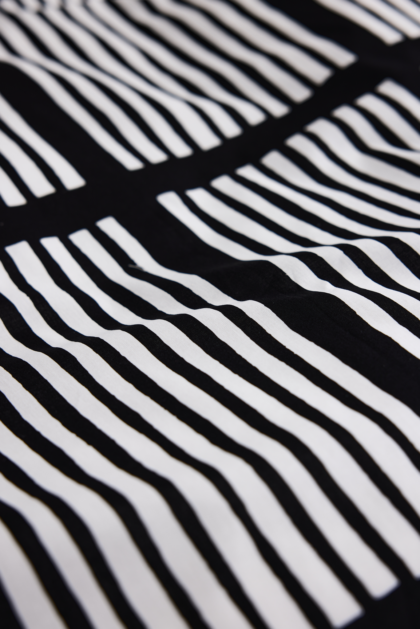 107494-9999_2; Vallila Saga-pussilakanasetti Musta / 150x210 cm 