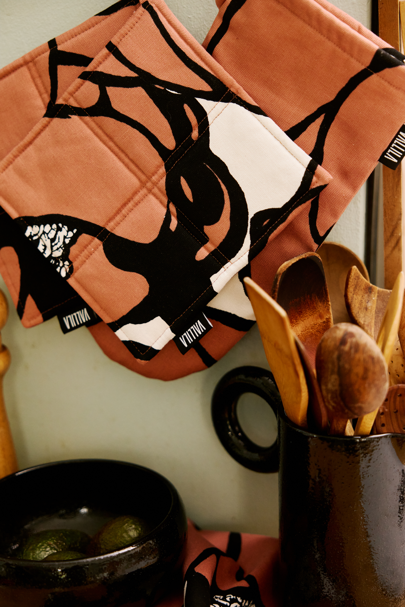 107966-4202_1; Vallila Makeba-patalappu 2 kpl Punainen-harmaa / 20x20 cm 