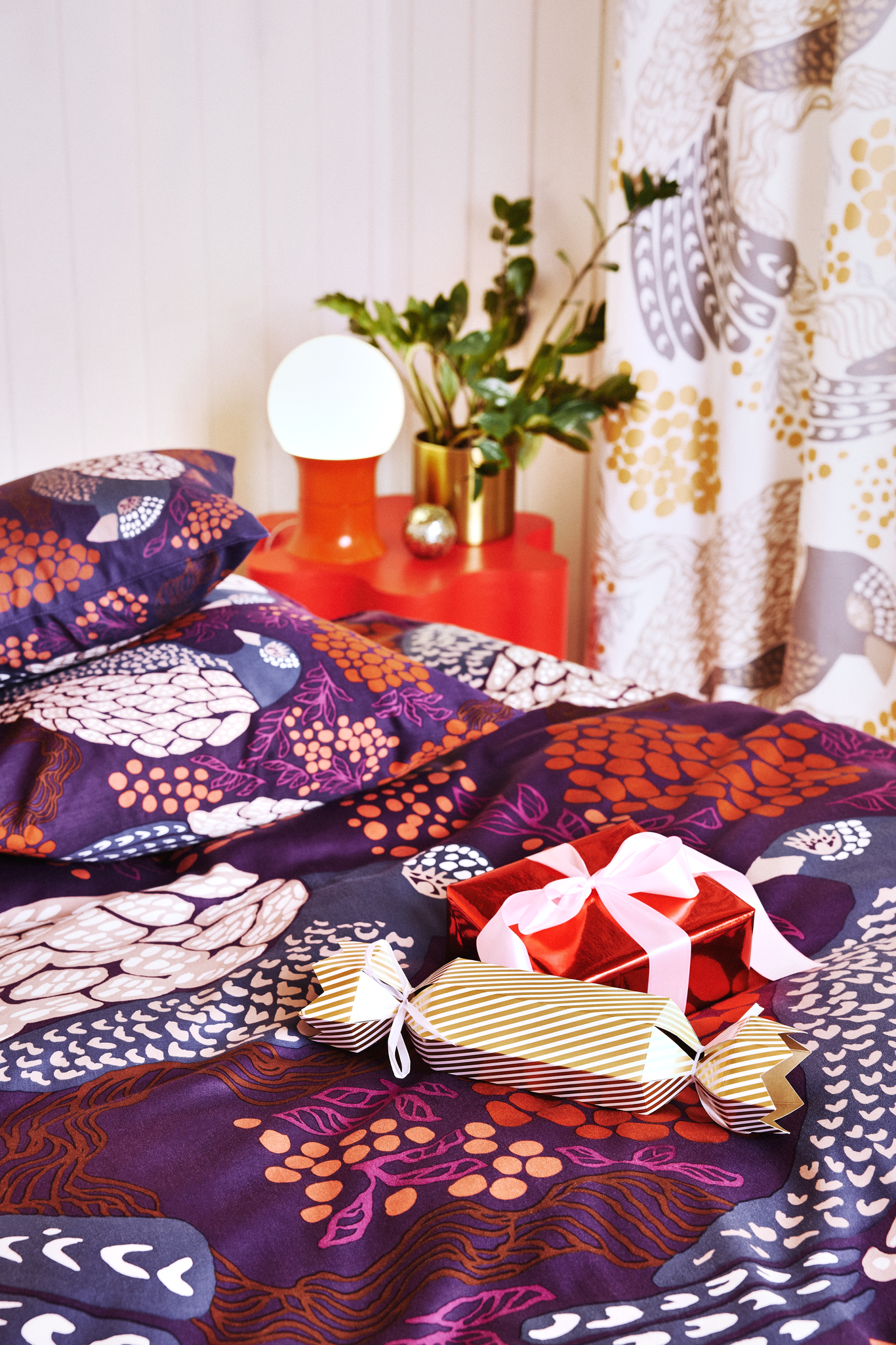 108802-3959_2; Vallila Viserrys-satiinipussilakanasetti Terra-violetti / 150x210 cm 