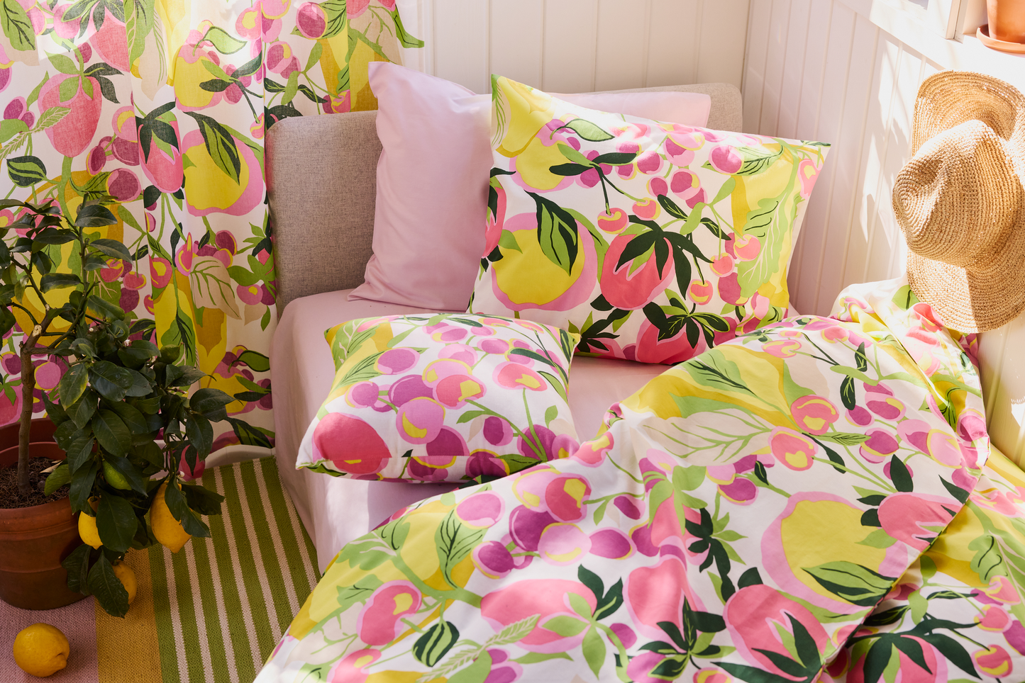 109257-8043_4; Vallila Tropic-pussilakanasetti Monivärinen-pinkki / 150x210 cm 