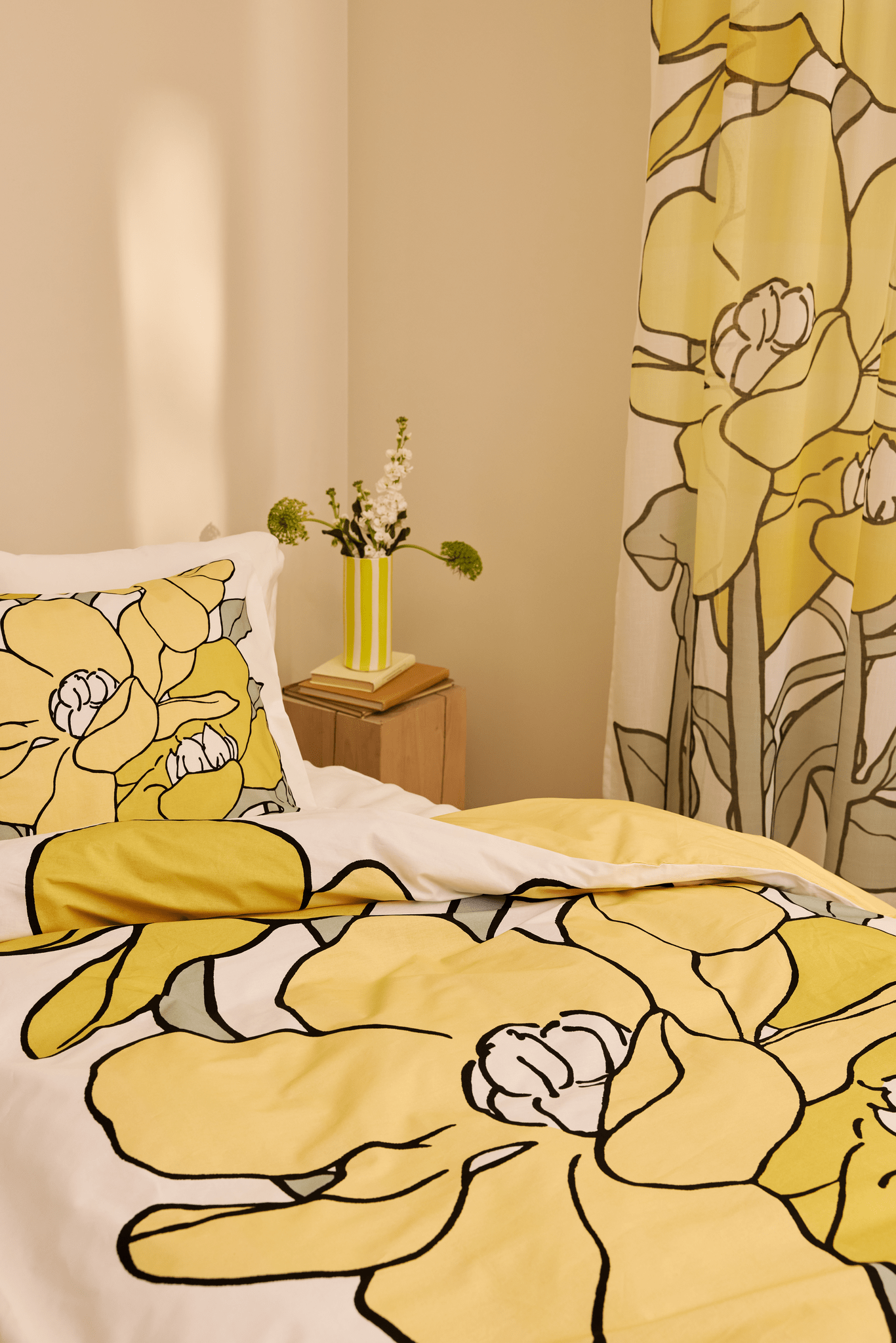 109015-2372_1; Vallila Olivia-valoverho Keltainen-salvianvihreä / 140x250 cm 