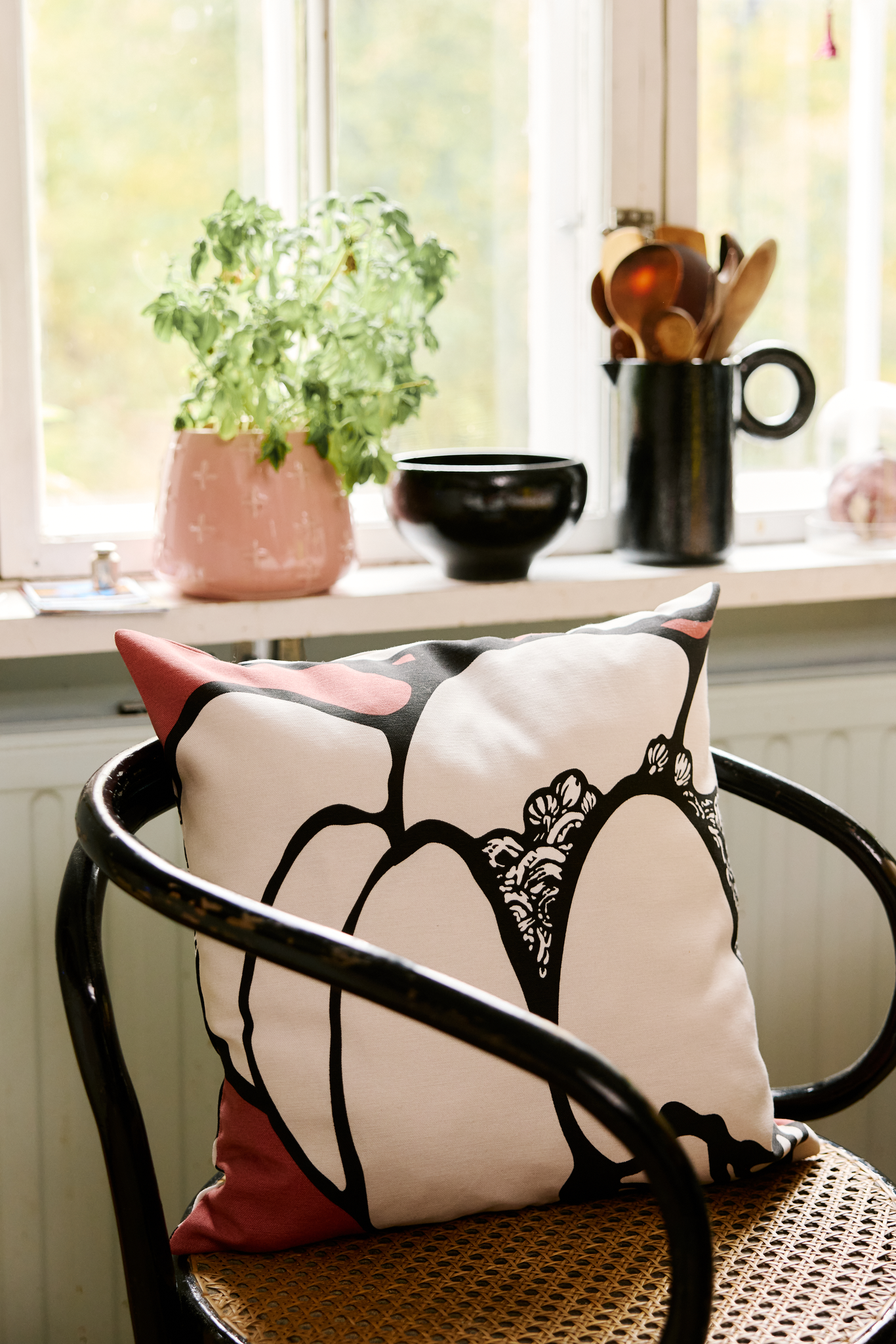 107197-4202_1; Vallila Makeba-koristetyynynpäällinen Punainen-harmaa / 43x43 cm 