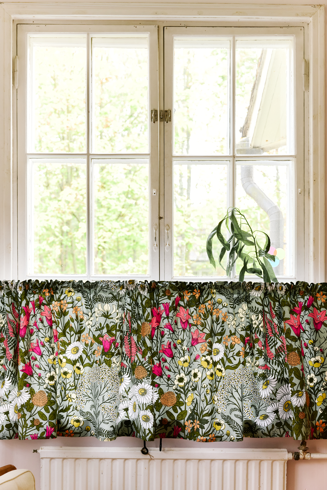 109022-7343_2; 109022-7343_1; Vallila Ahomaa-verhokappa Vihreä-pinkki / 50x250 cm 