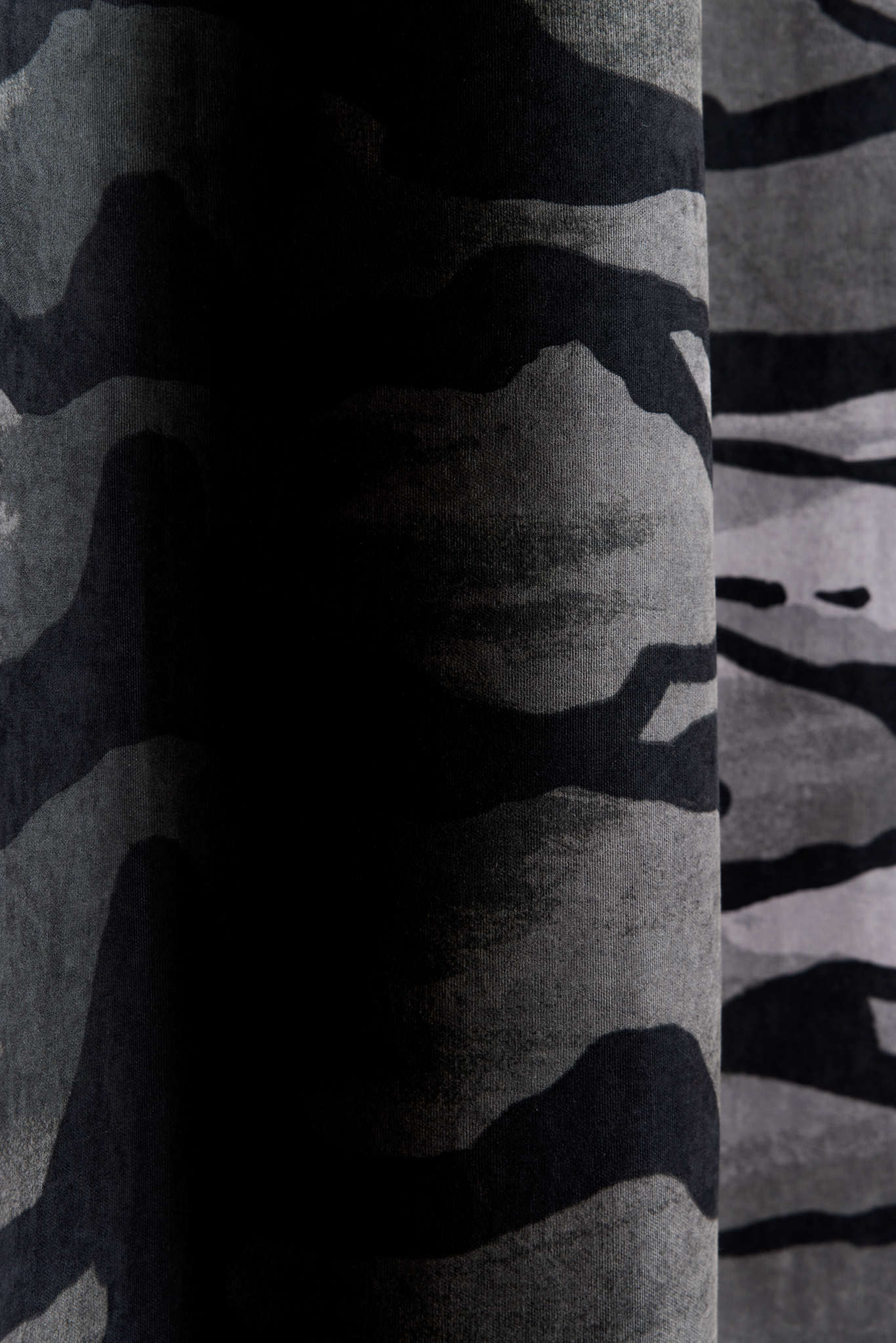 109126-9700_2; Vallila Kuuma puuma -verho Harmaa / 140x250 cm 