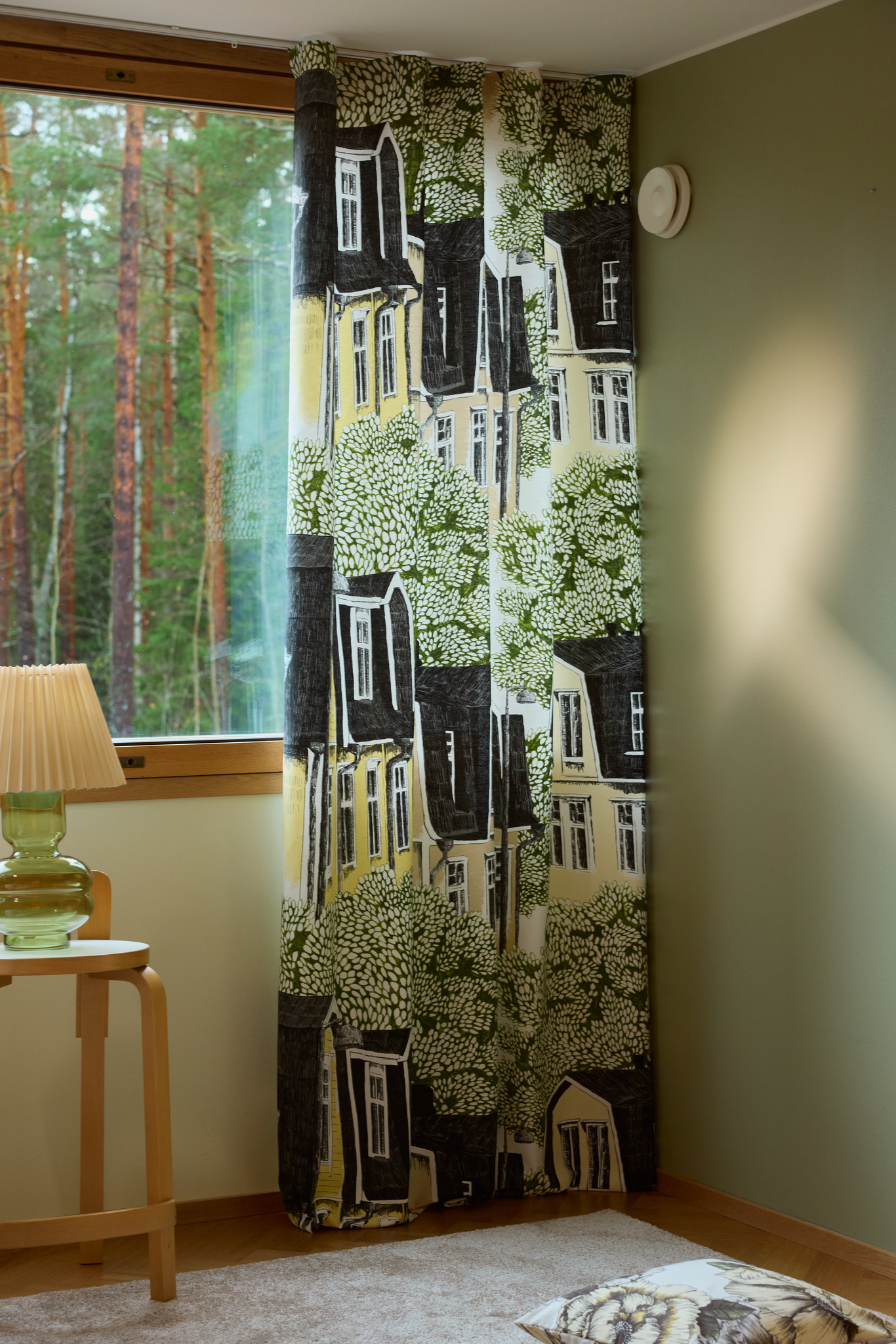 107166-7423_1; Vallila Puukylä-verho Vihreä-keltainen / 140x250 cm 