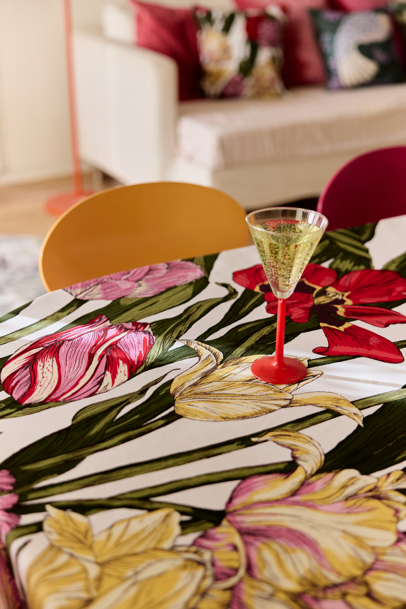 109043-8001_2; Vallila Kukoistus-pöytäliina Monivärinen-valkoinen / 140x250 cm 