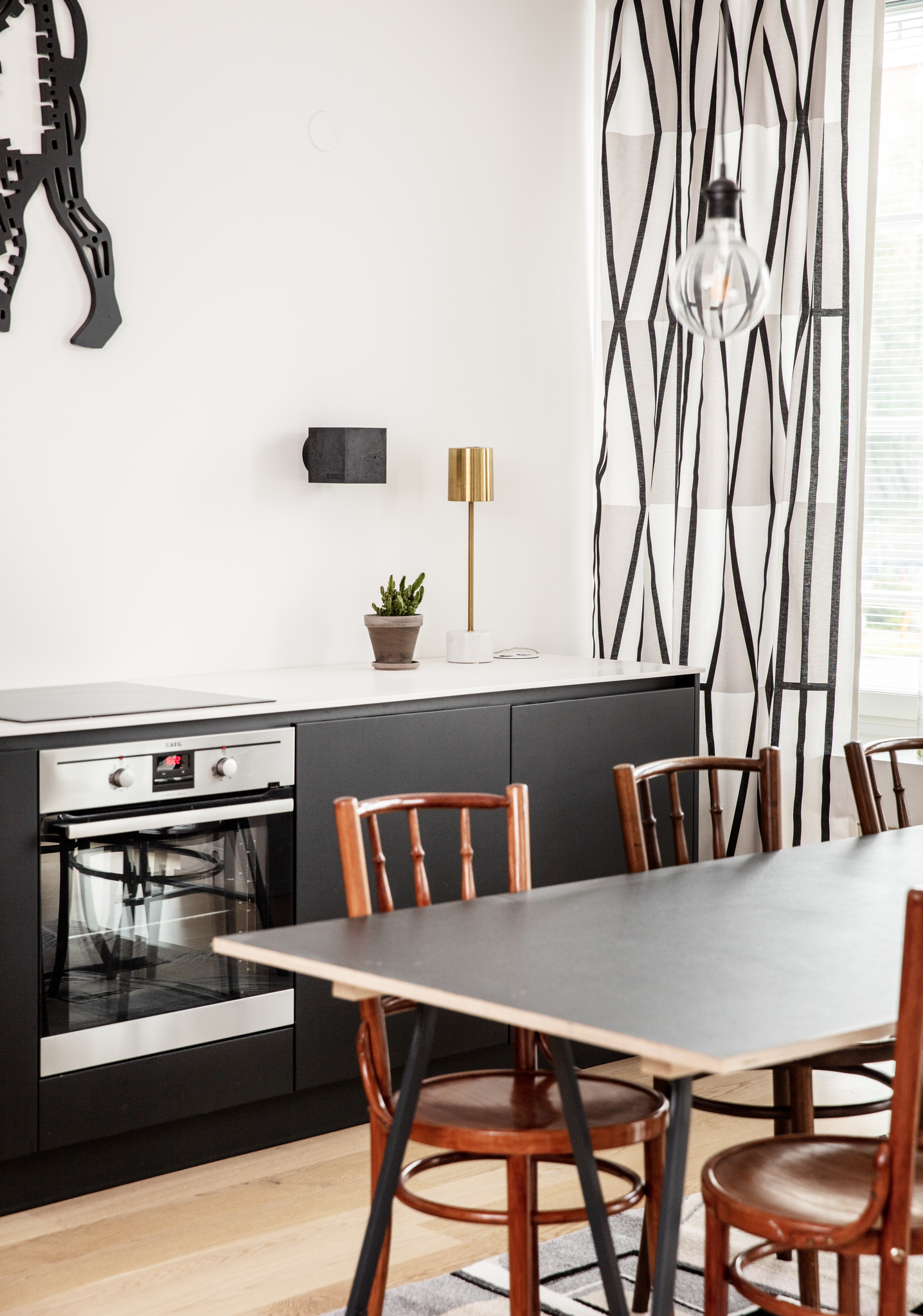 103380-1_2; Vallila Vallgård-verho Valkoinen-musta-beige / 140x250 cm 