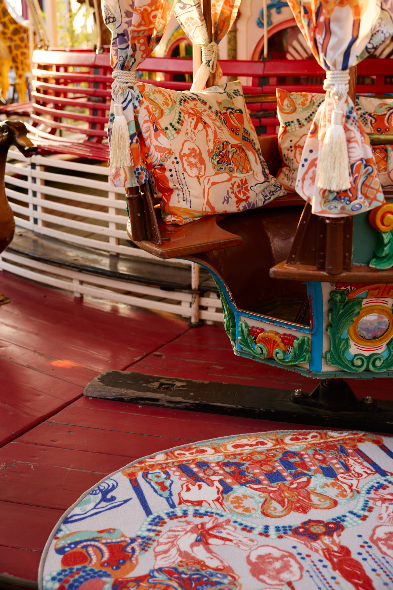 109221-8000_2; 109222-8000_2; Vallila Fanfaari-matto Monivärinen / Ø133 cm 