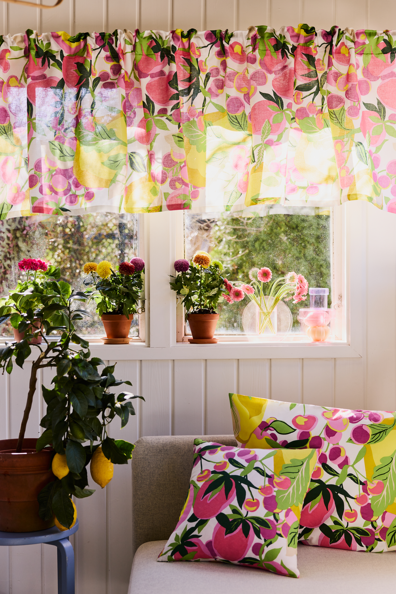 109262-8043_4; Vallila Tropic-koristetyynynpäällinen Monivärinen-pinkki / 43x43 cm 