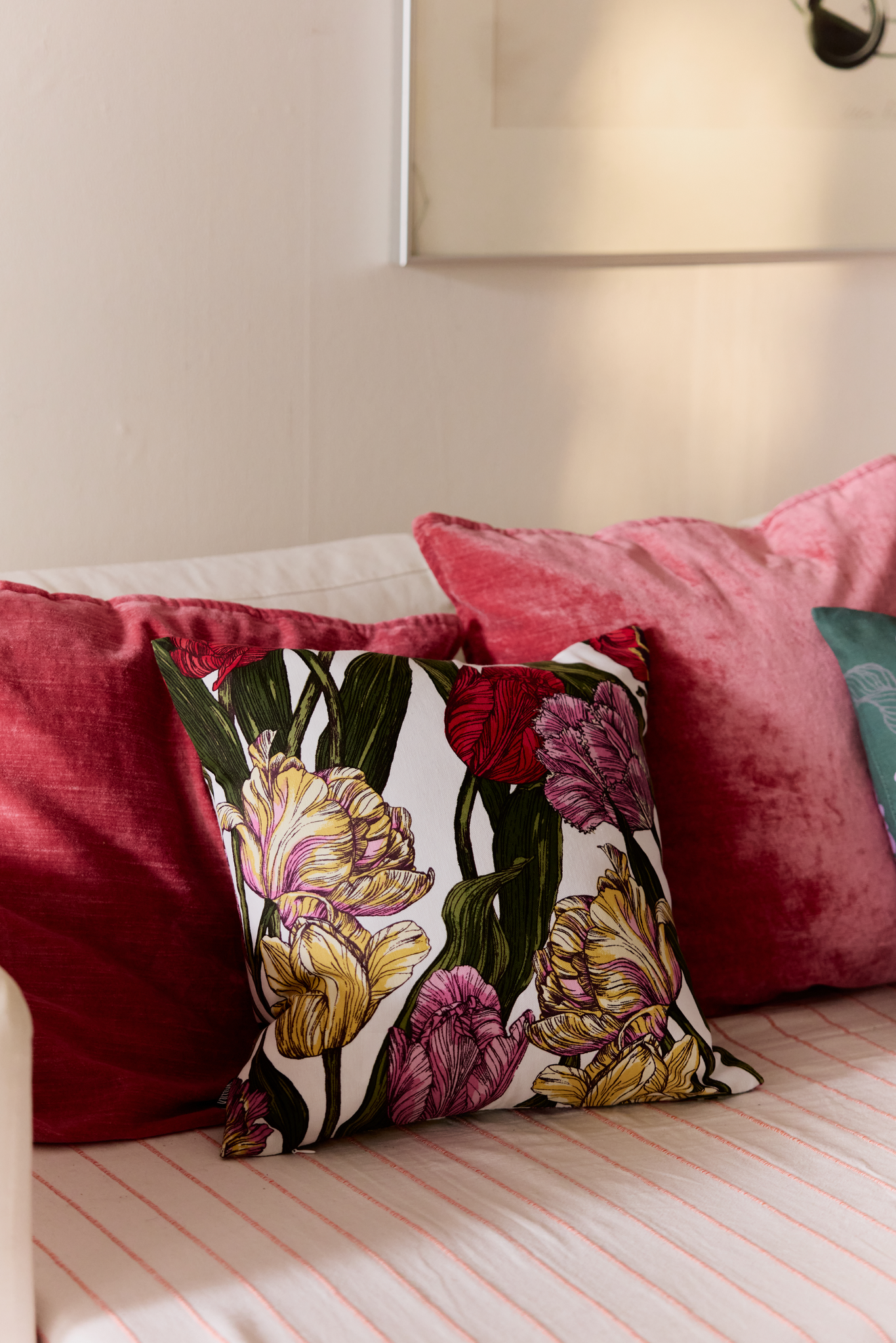 109034-8001_2; Vallila Kukoistus-koristetyynynpäällinen Monivärinen-valkoinen / 43x43 cm 