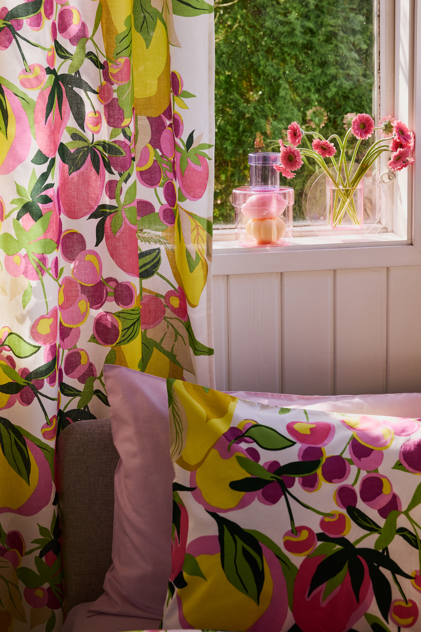 109260-8043_1; Vallila Tropic-verho Monivärinen-pinkki / 140x240 cm 