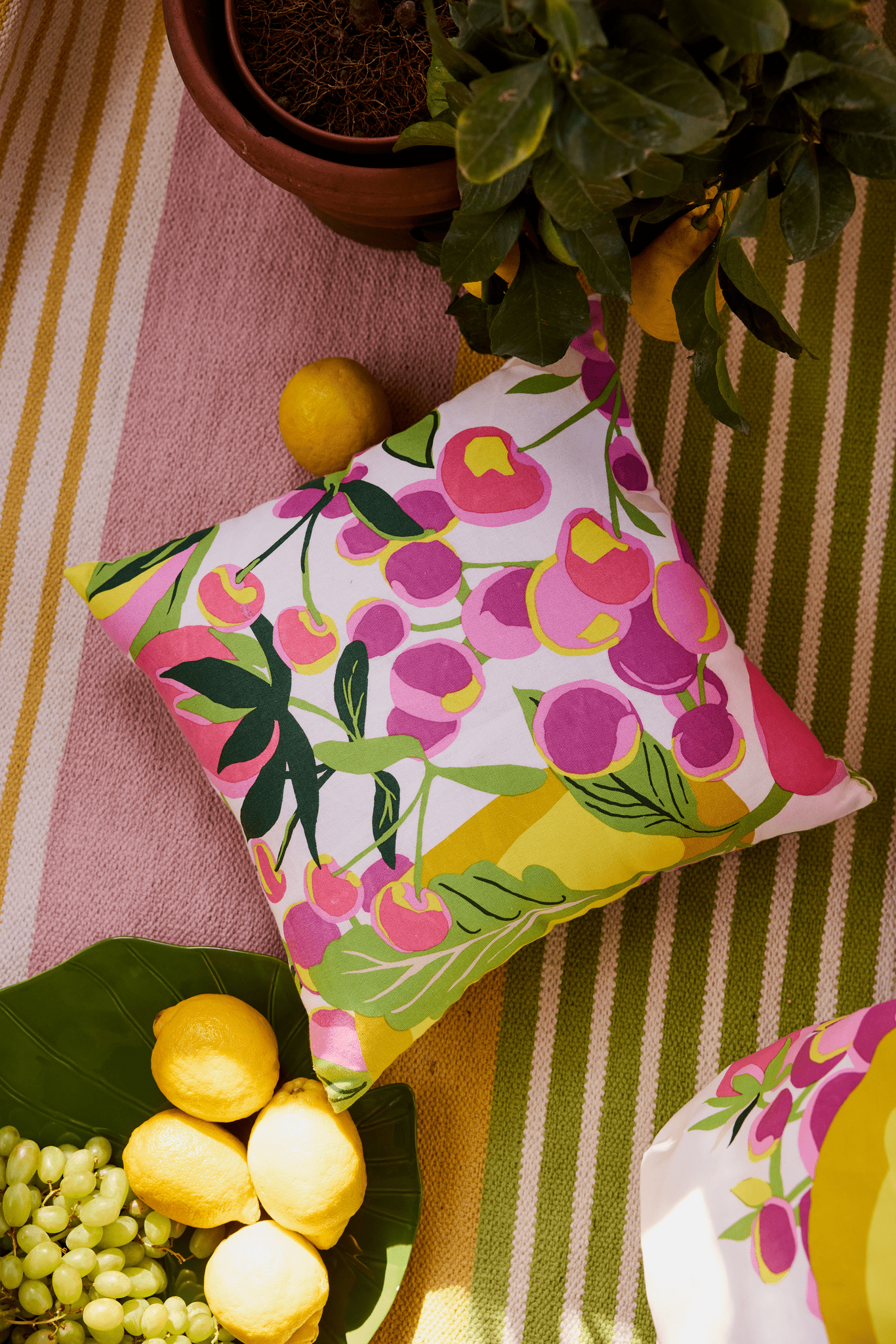 109262-8043_1; Vallila Tropic-koristetyynynpäällinen Monivärinen-pinkki / 43x43 cm 