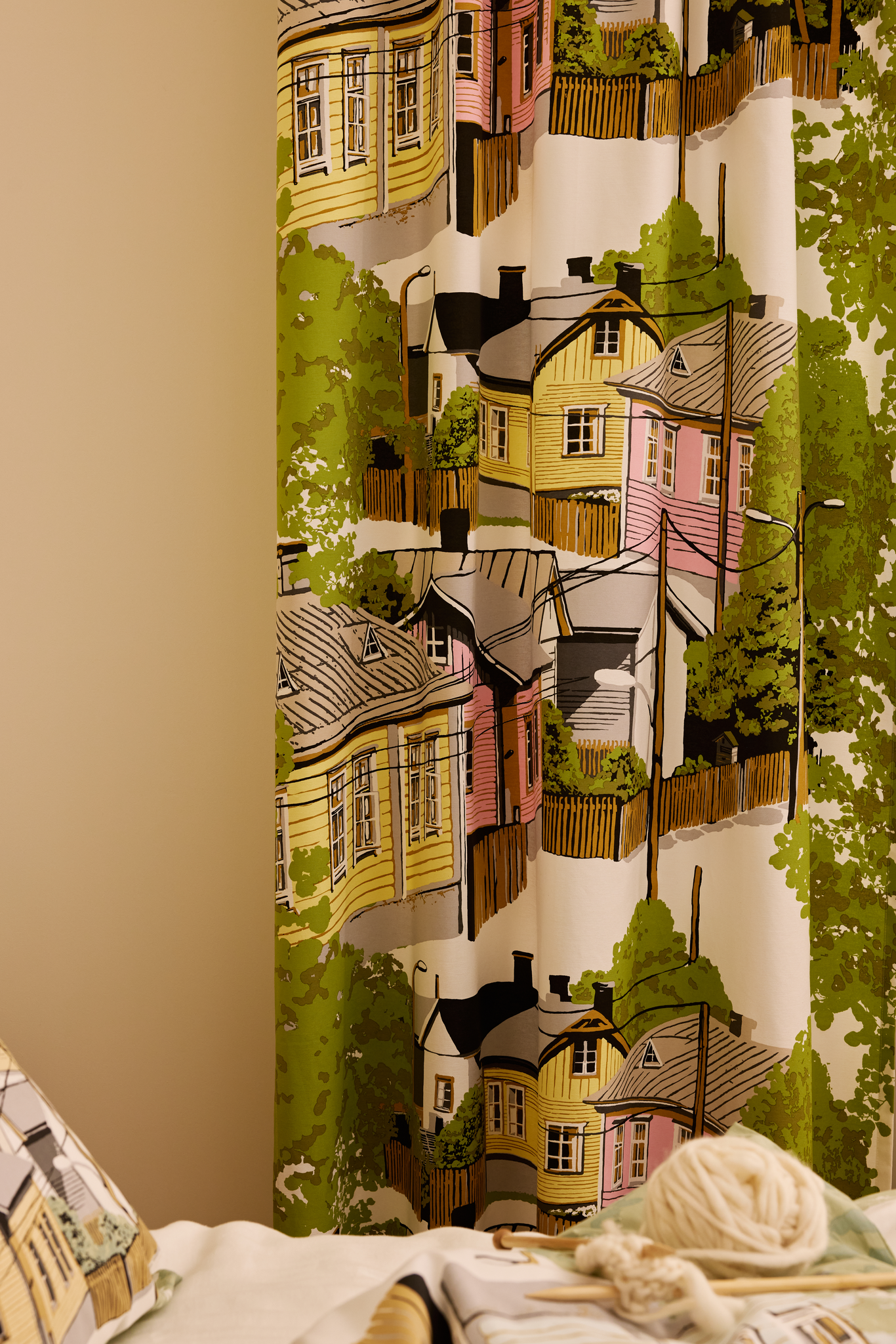 109010-4220_3; Vallila Naapurusto-verho Pinkki-keltainen / 140x250 cm 