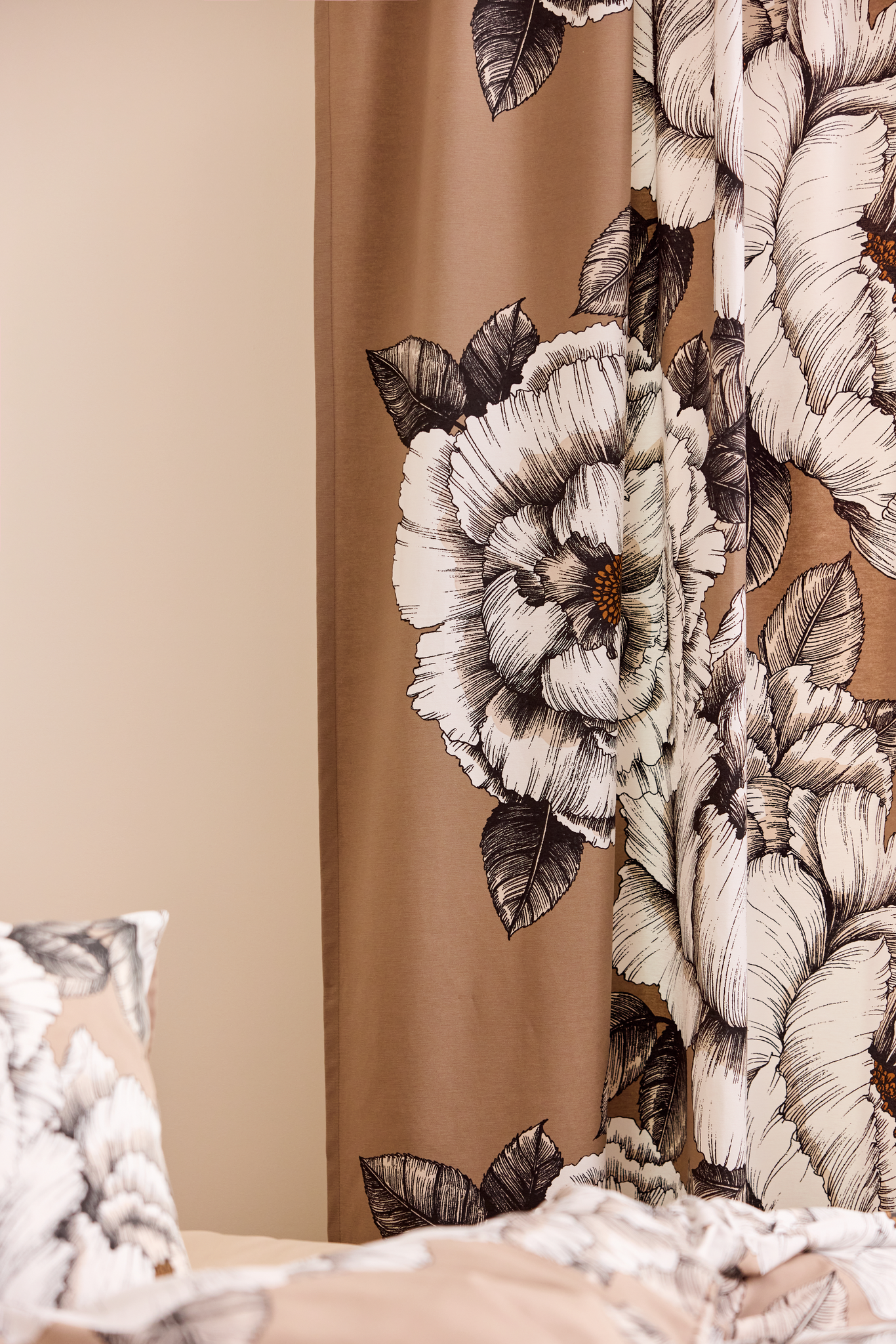 23310-110951-1102CU_1; Vallila Alma-verho Mokka / 140x250 cm 