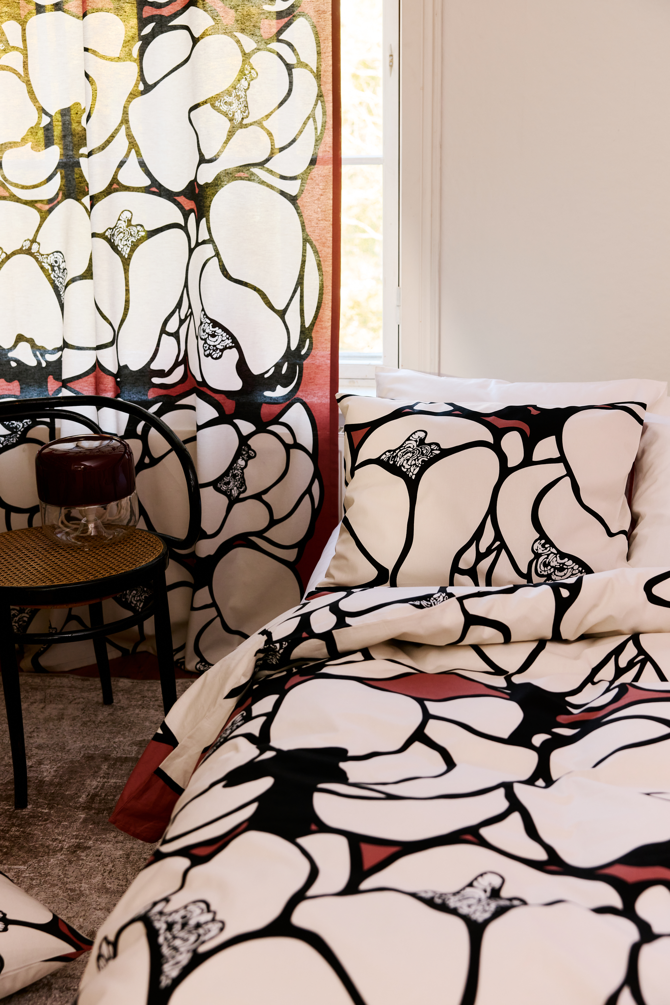 105091-4202_2; Vallila Makeba-satiinipussilakanasetti Punainen-harmaa / 150x210 cm 