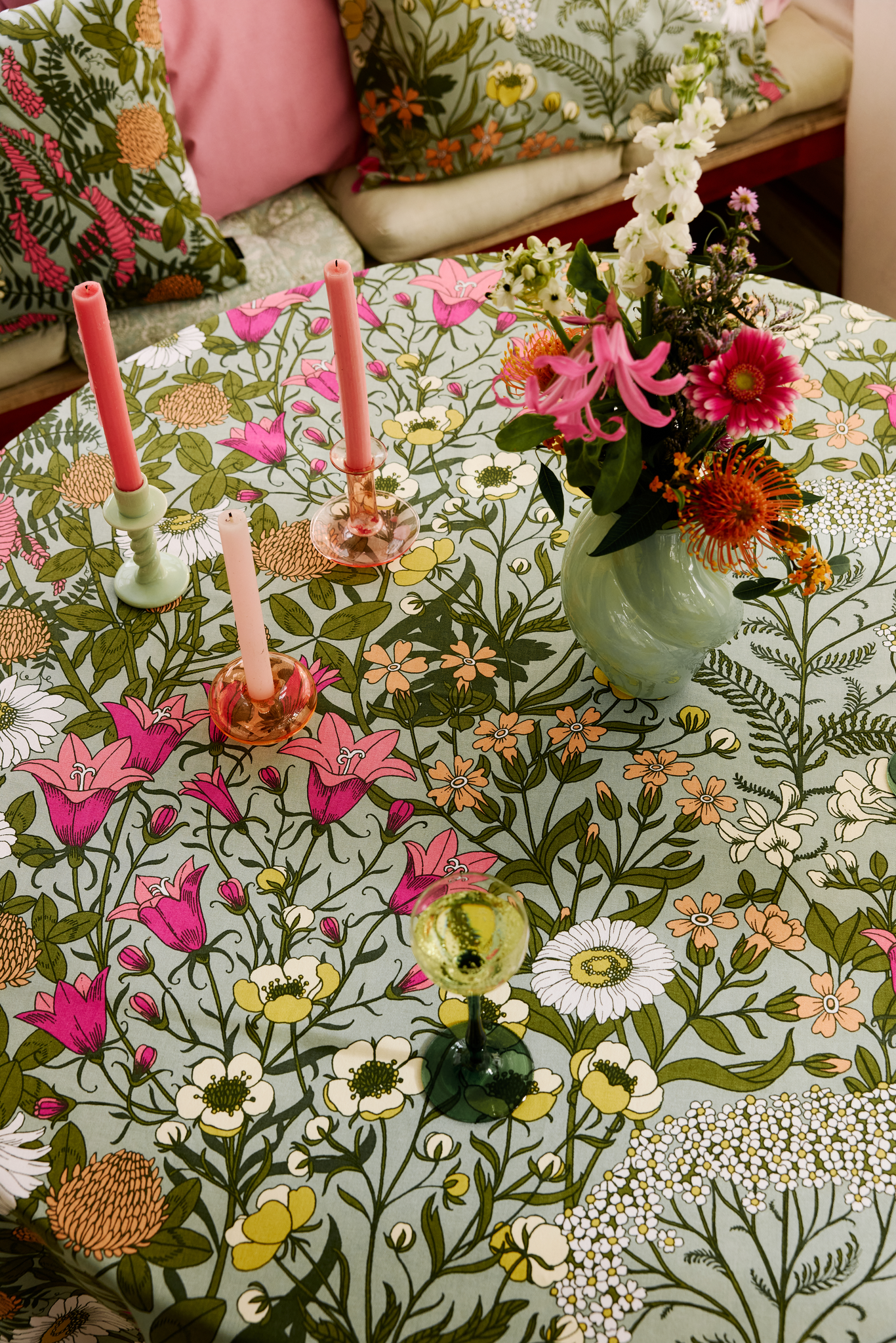 109044-7343_2; Vallila Ahomaa-pöytäliina Vihreä-pinkki / 145x250 cm 