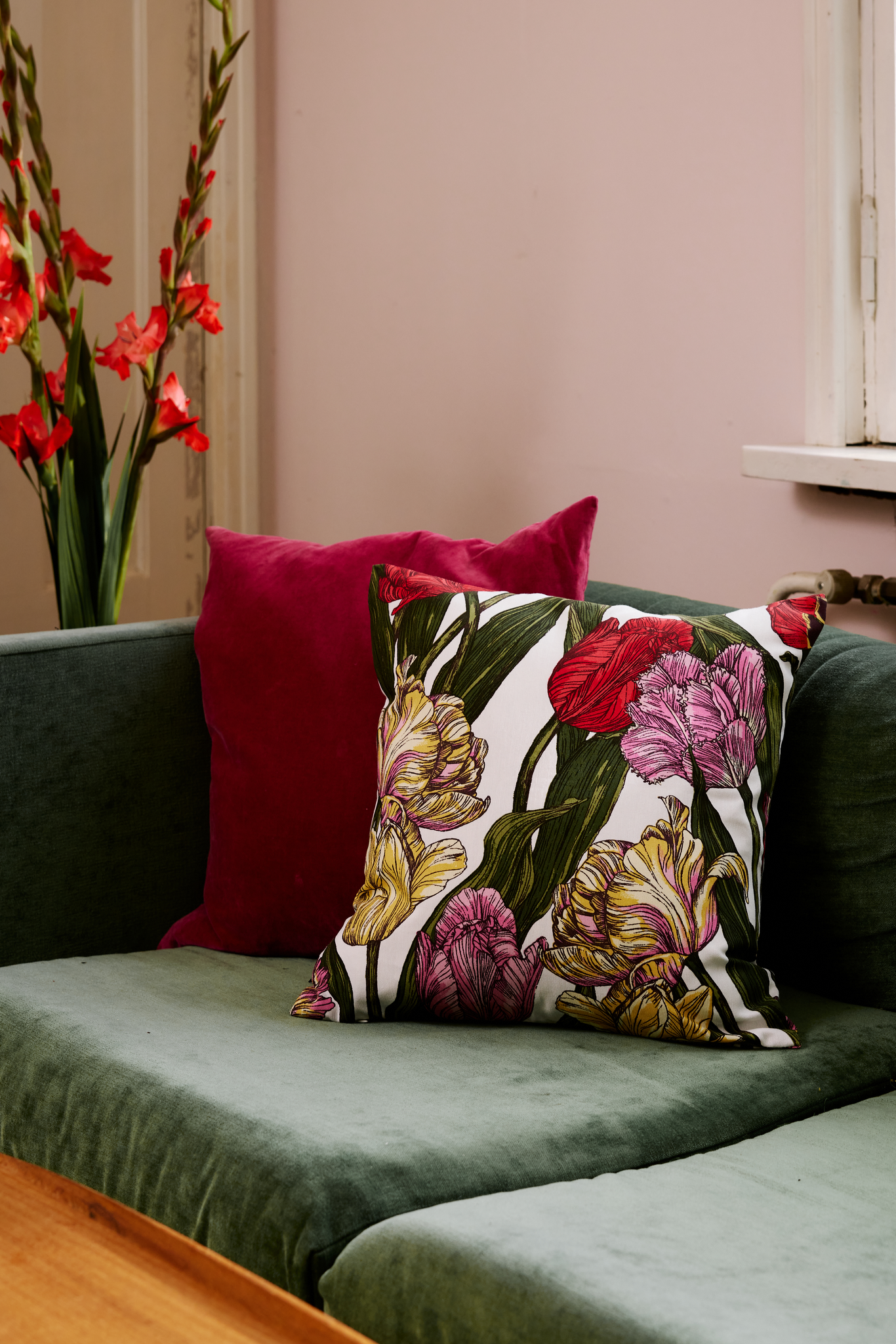 109034-8001_1; Vallila Kukoistus-koristetyynynpäällinen Monivärinen-valkoinen / 43x43 cm 