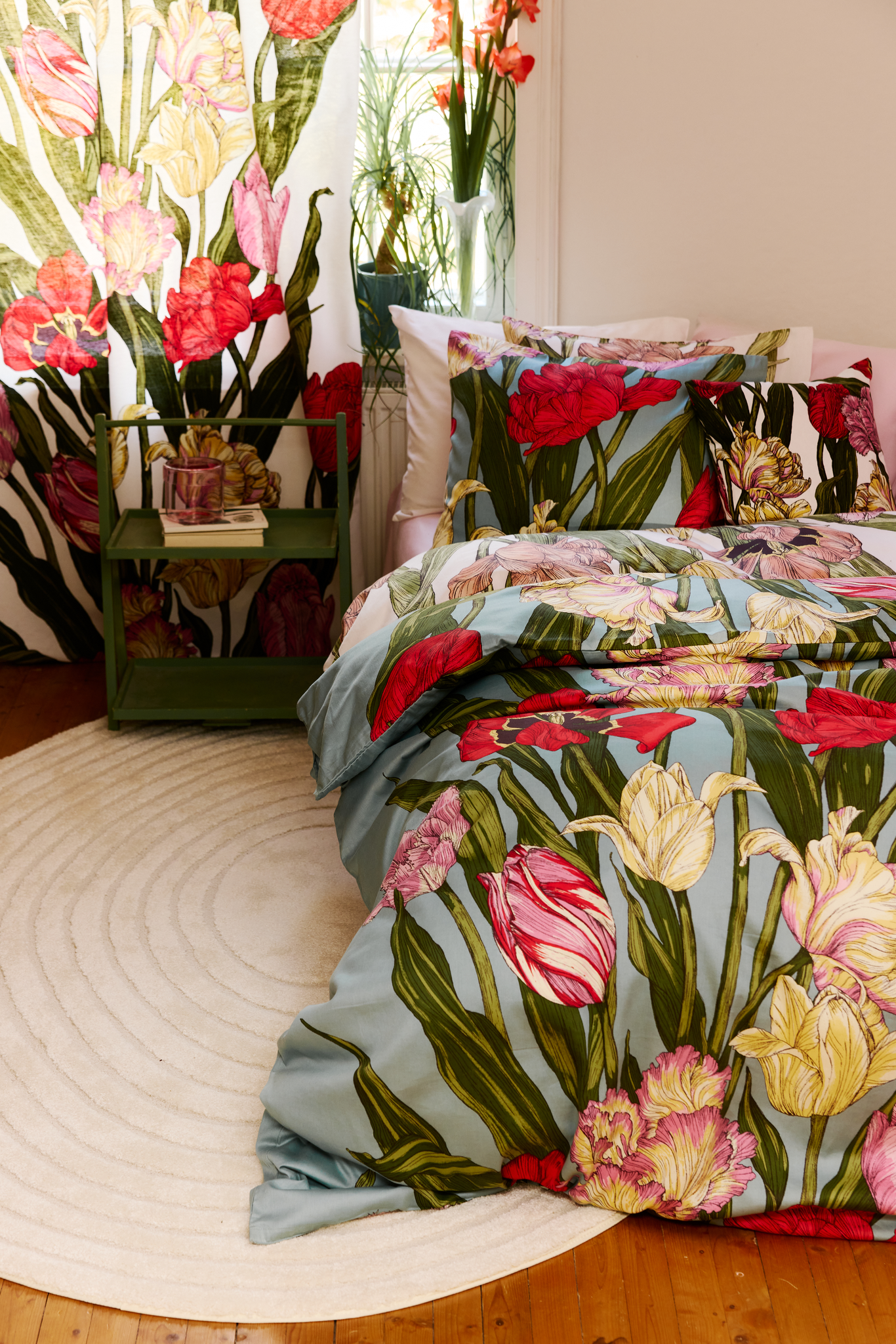 109038-7040_1; 109038-8000_1; Vallila Kukoistus-satiinipussilakanasetti Monivärinen / 150x210 cm 