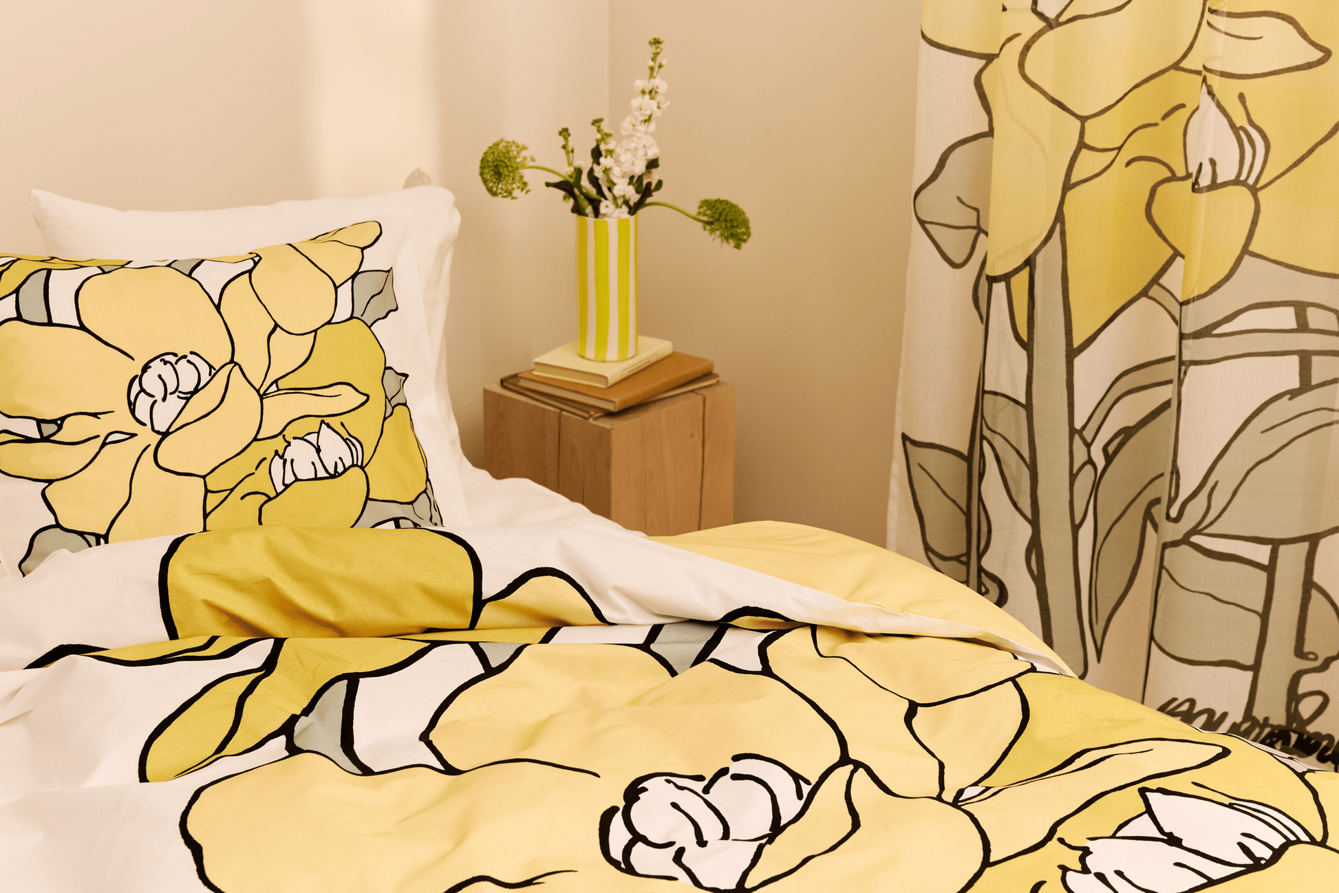 109015-2372_2; Vallila Olivia-valoverho Keltainen-salvianvihreä / 140x250 cm 