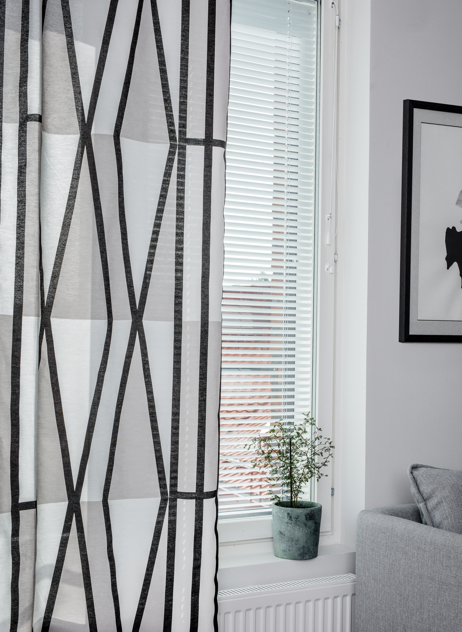 103380-1_3; Vallila Vallgård-verho Valkoinen-musta-beige / 140x250 cm 