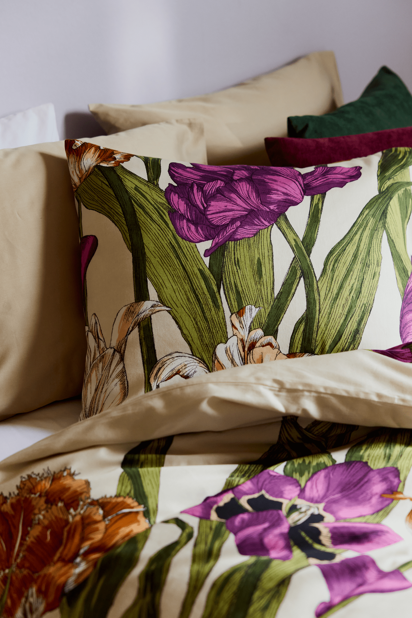 109038-3750_1; Vallila Kukoistus-satiinipussilakanasetti Terra-violetti / 150x210 cm 