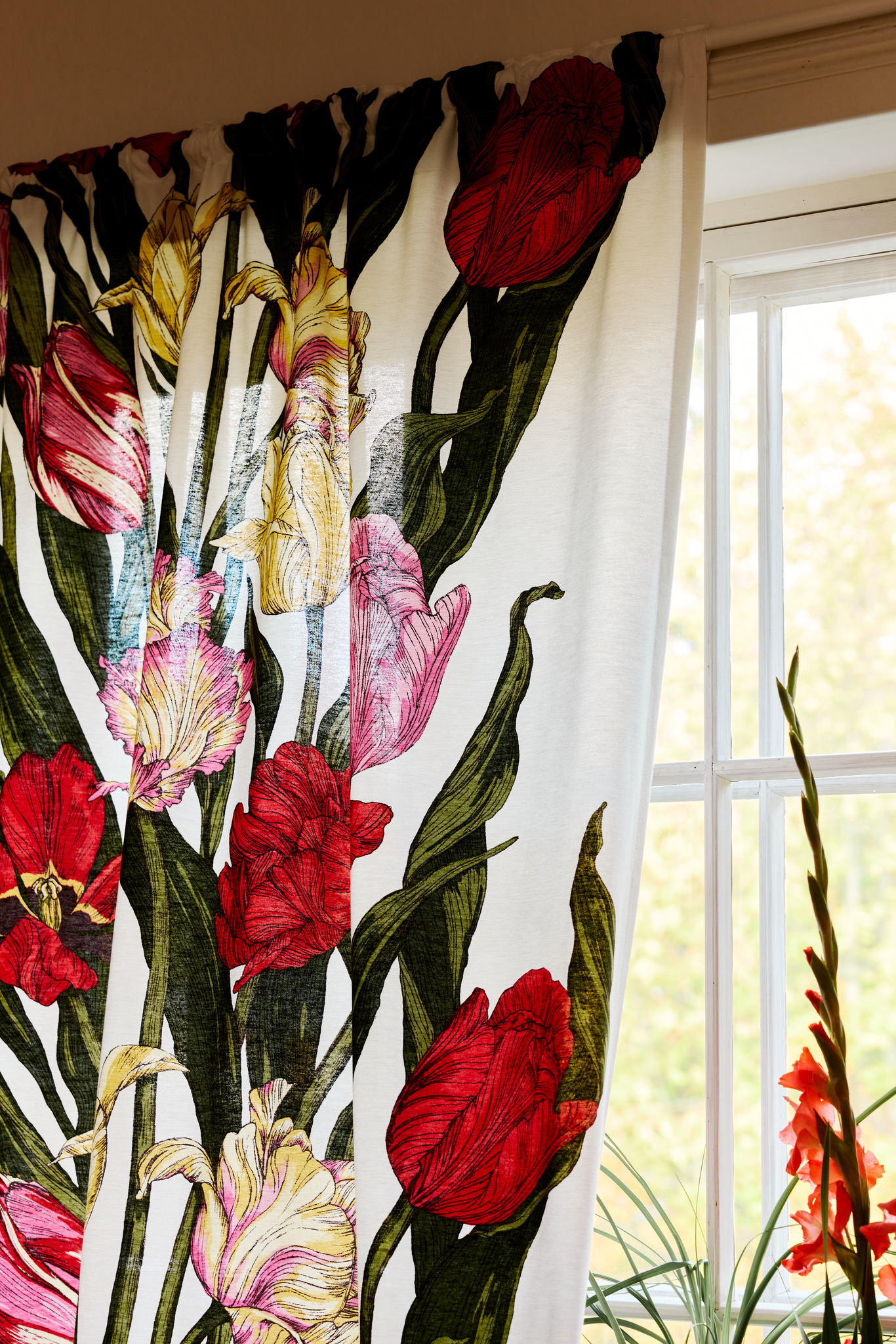 109008-8001_1; Vallila Kukoistus-verho Monivärinen-valkoinen / 140x250 cm 