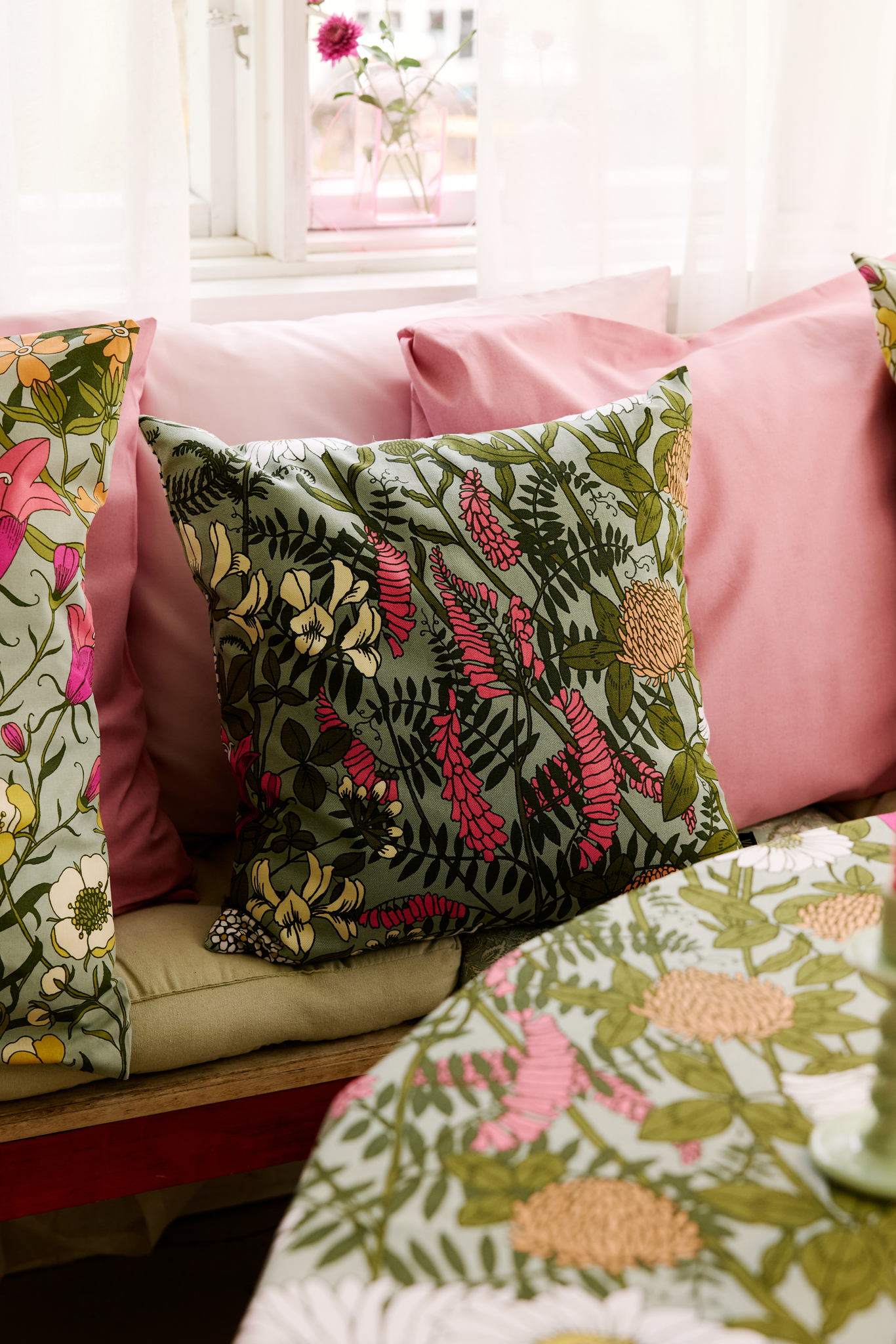 109033-7343_2; Vallila Ahomaa-koristetyynynpäällinen Vihreä-pinkki / 43x43 cm 