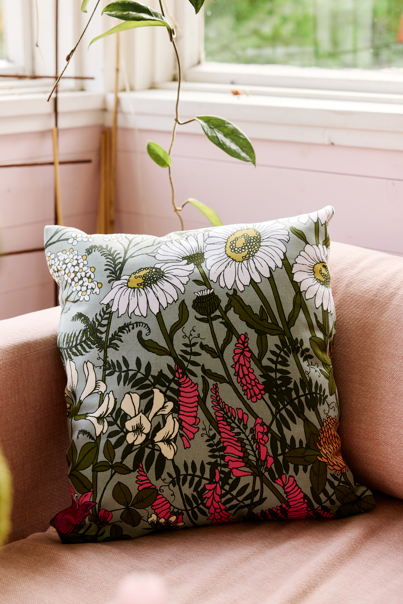 109033-7343_1; Vallila Ahomaa-koristetyynynpäällinen Vihreä-pinkki / 43x43 cm 