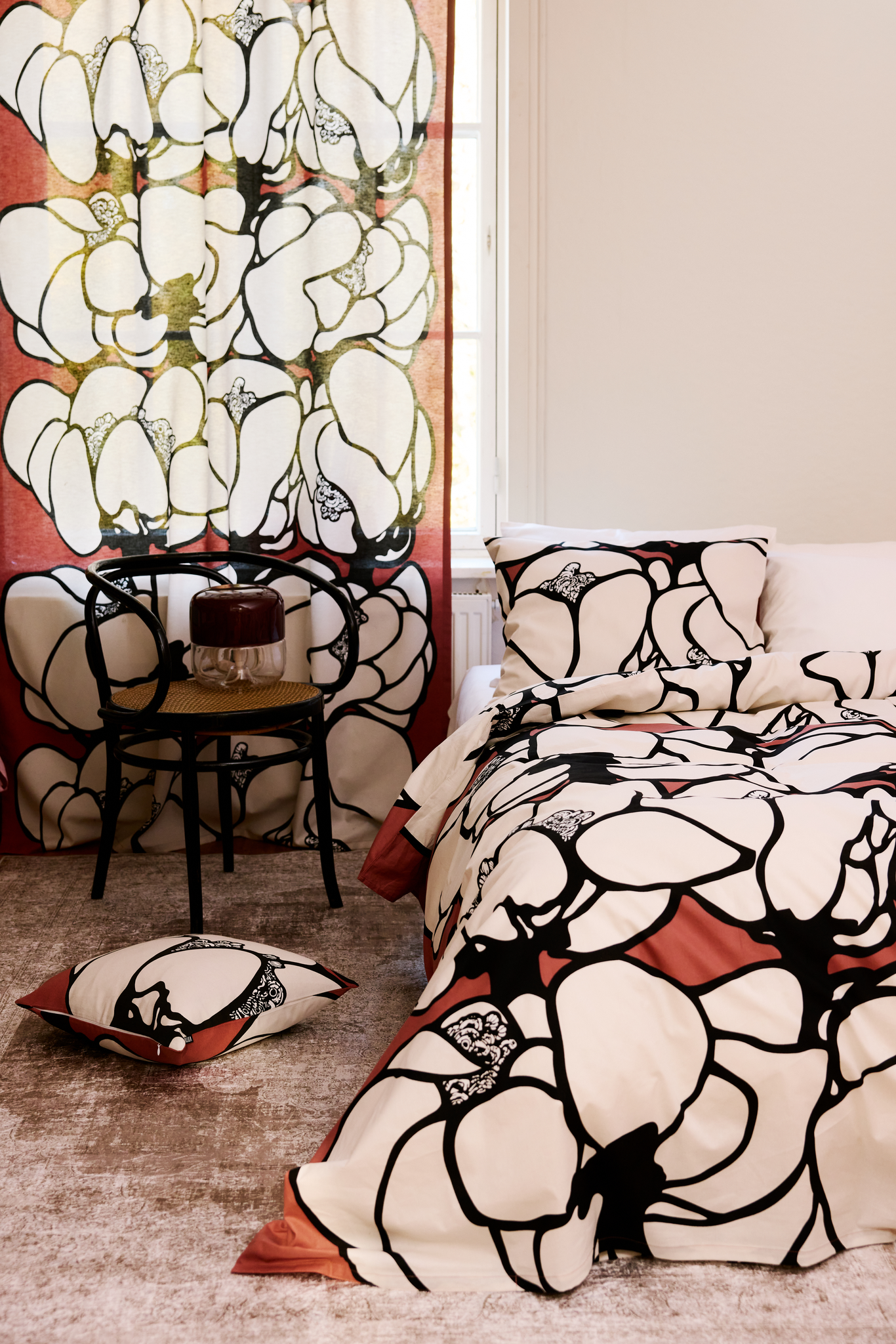 105091-4202_1; Vallila Makeba-satiinipussilakanasetti Punainen-harmaa / 150x210 cm 