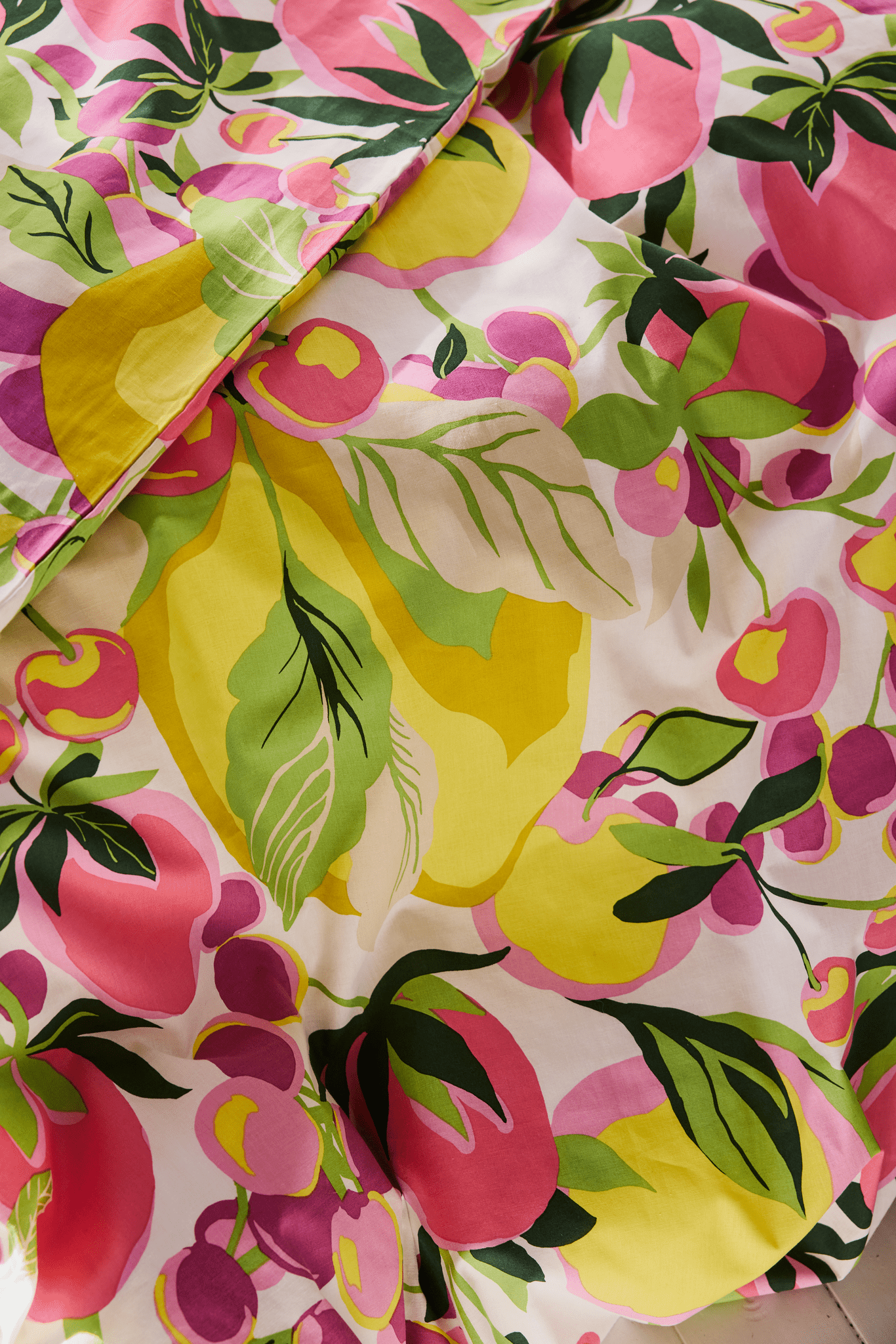 109257-8043_2; Vallila Tropic-pussilakanasetti Monivärinen-pinkki / 150x210 cm 