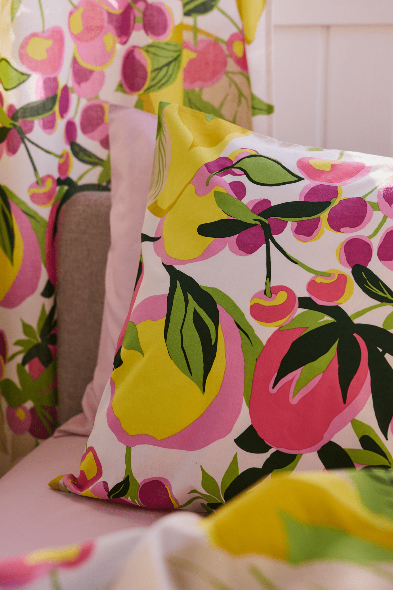 109257-8043_3; Vallila Tropic-pussilakanasetti Monivärinen-pinkki / 150x210 cm 