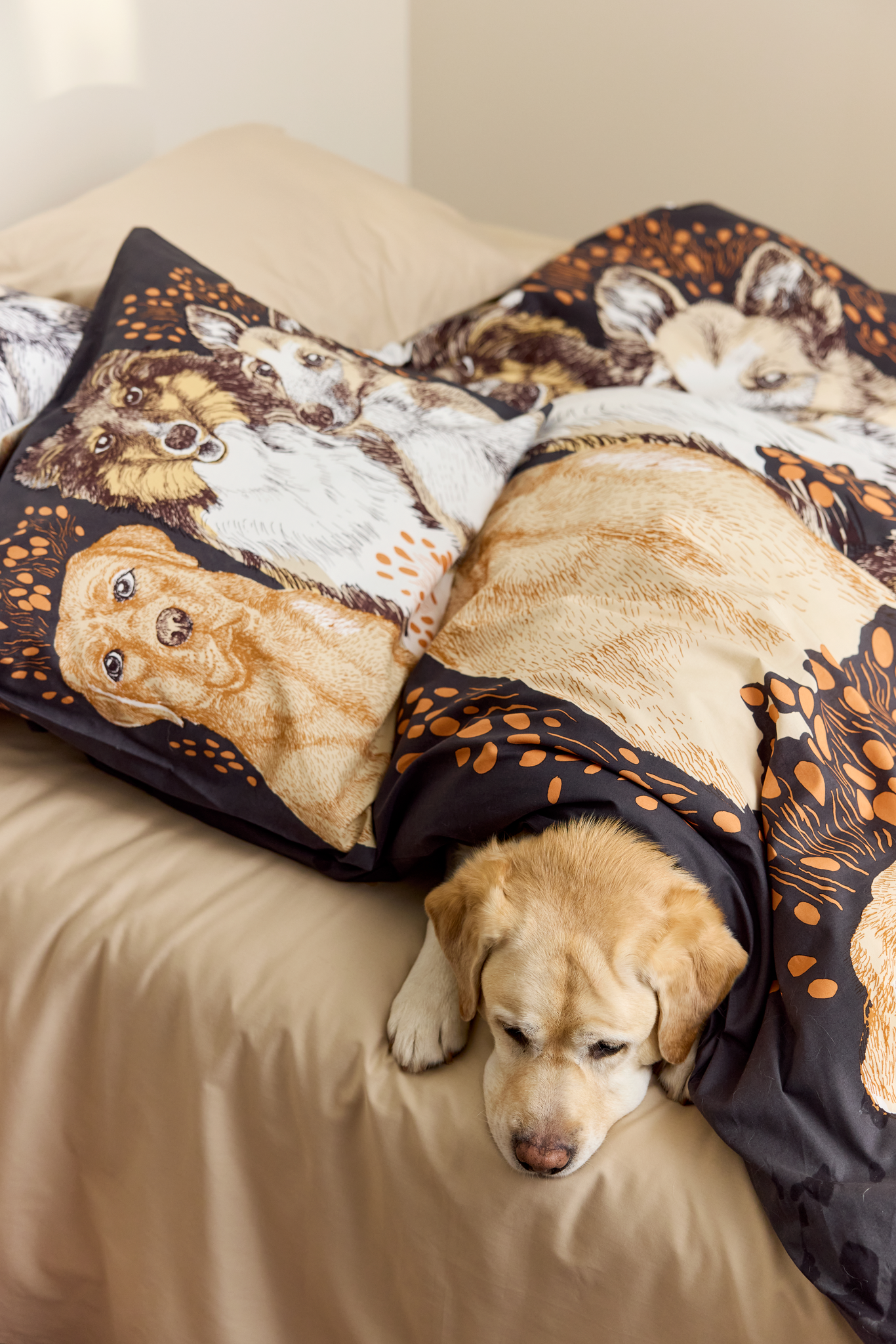 108799-9800_8; Vallila Ystävykset-pussilakanasetti Tummanharmaa / 150x210 cm 